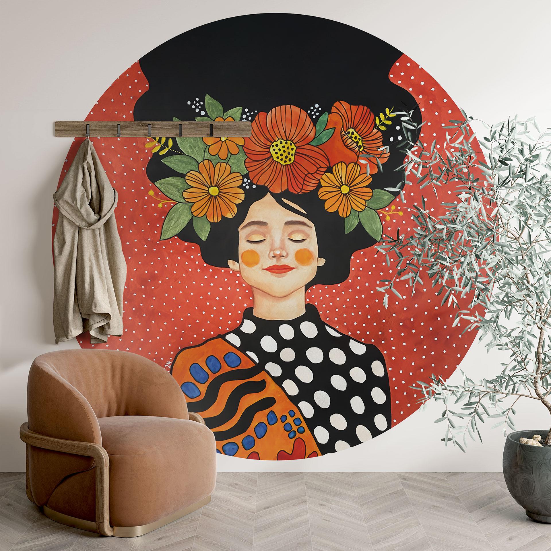 Smilende kvinde med orange blomster Fototapet - Hülya - Rund - Selvklæbende/ikke-vævet