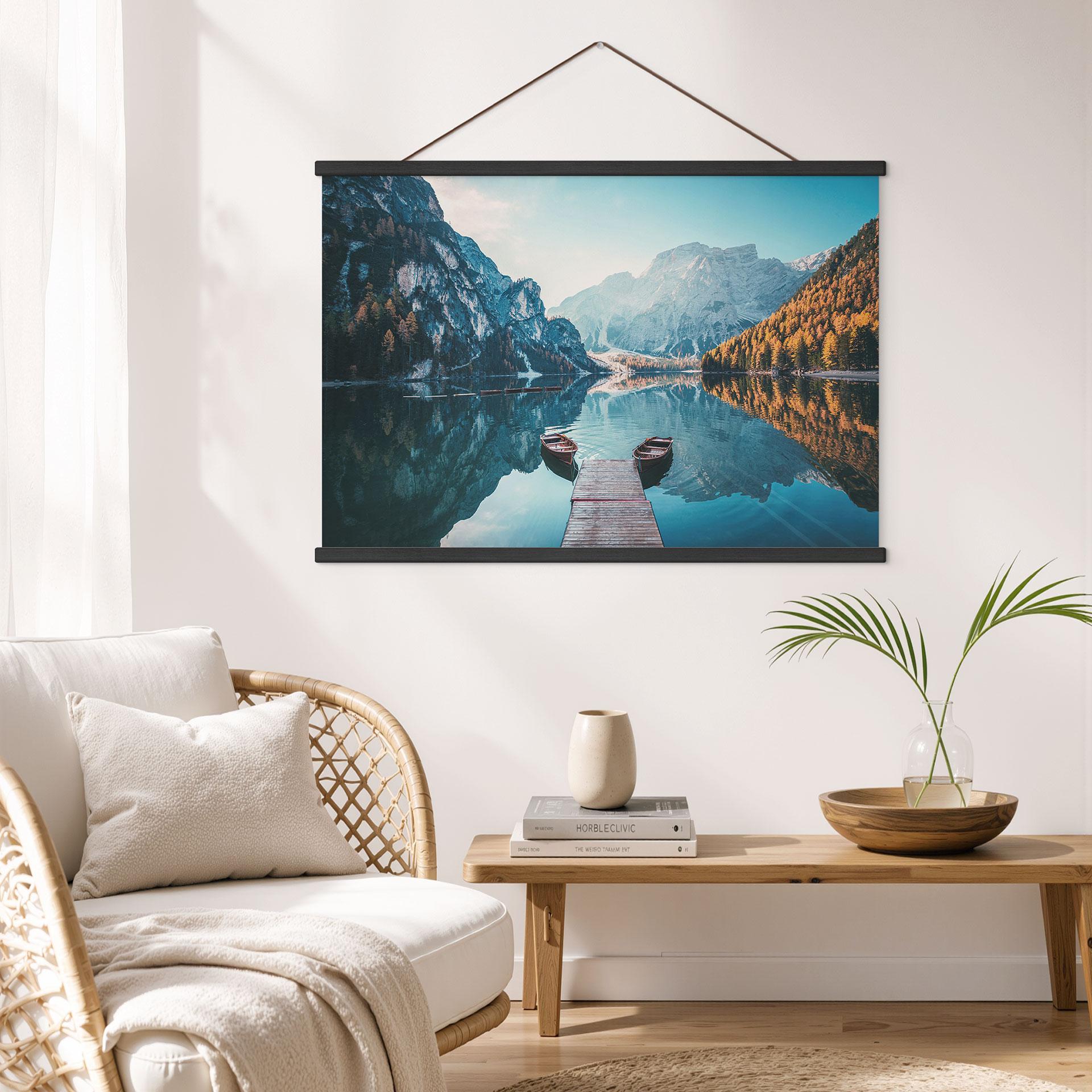 Obraz tkaniny drewniana kładka nad jeziorem Braies w Dolomitach