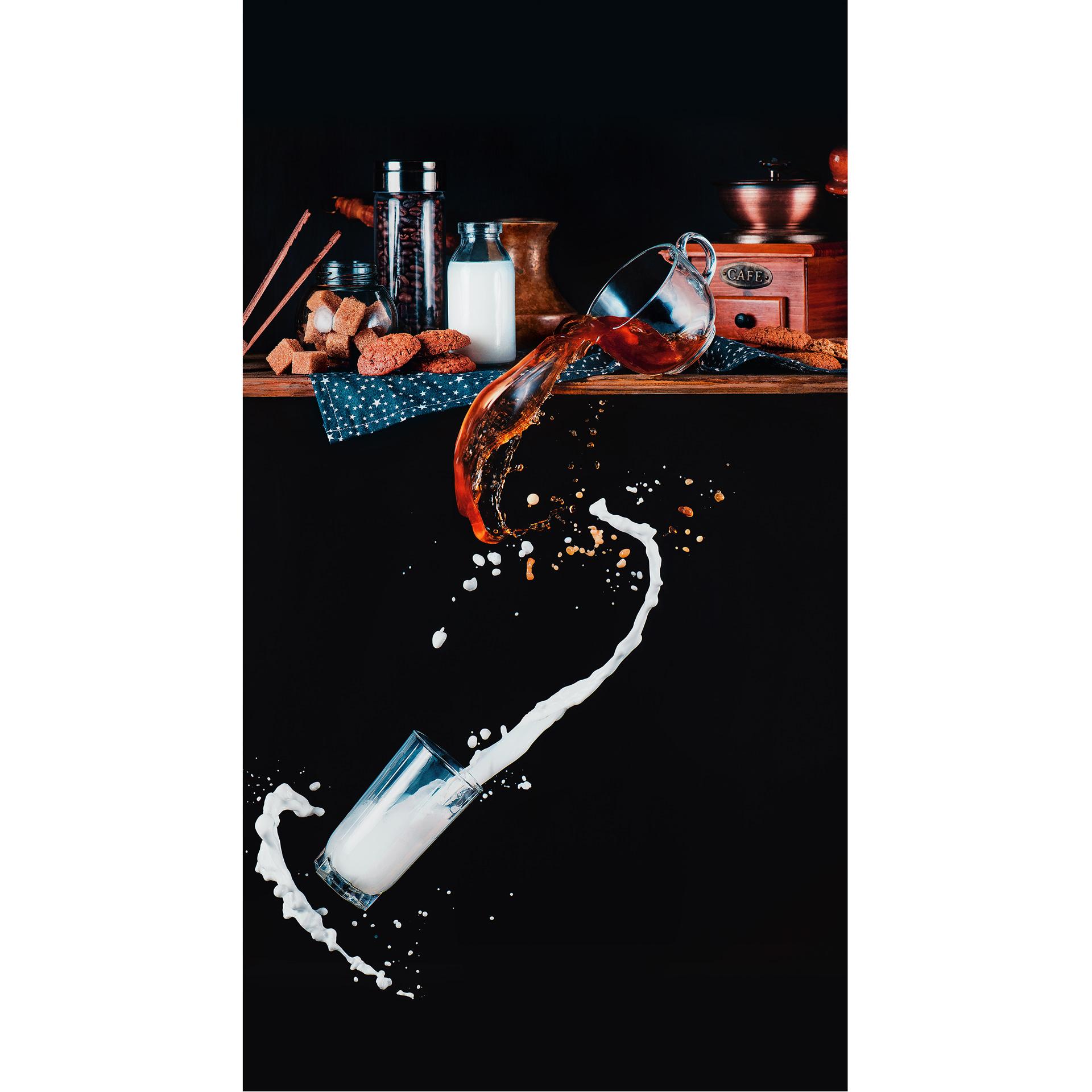 Fototapete Belenko - Milk from the top - 144x260 cm