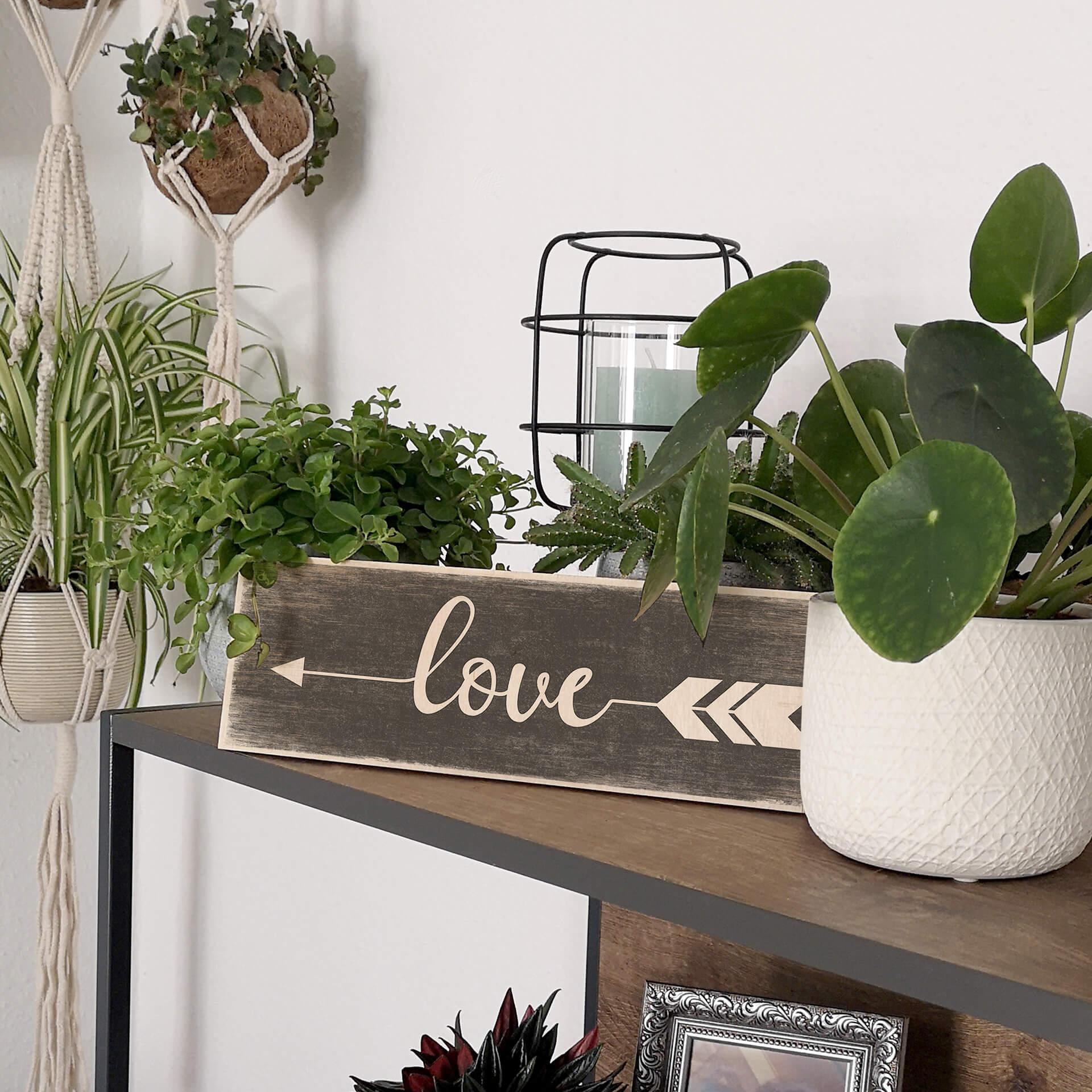 Holzschild Love mit Pfeil