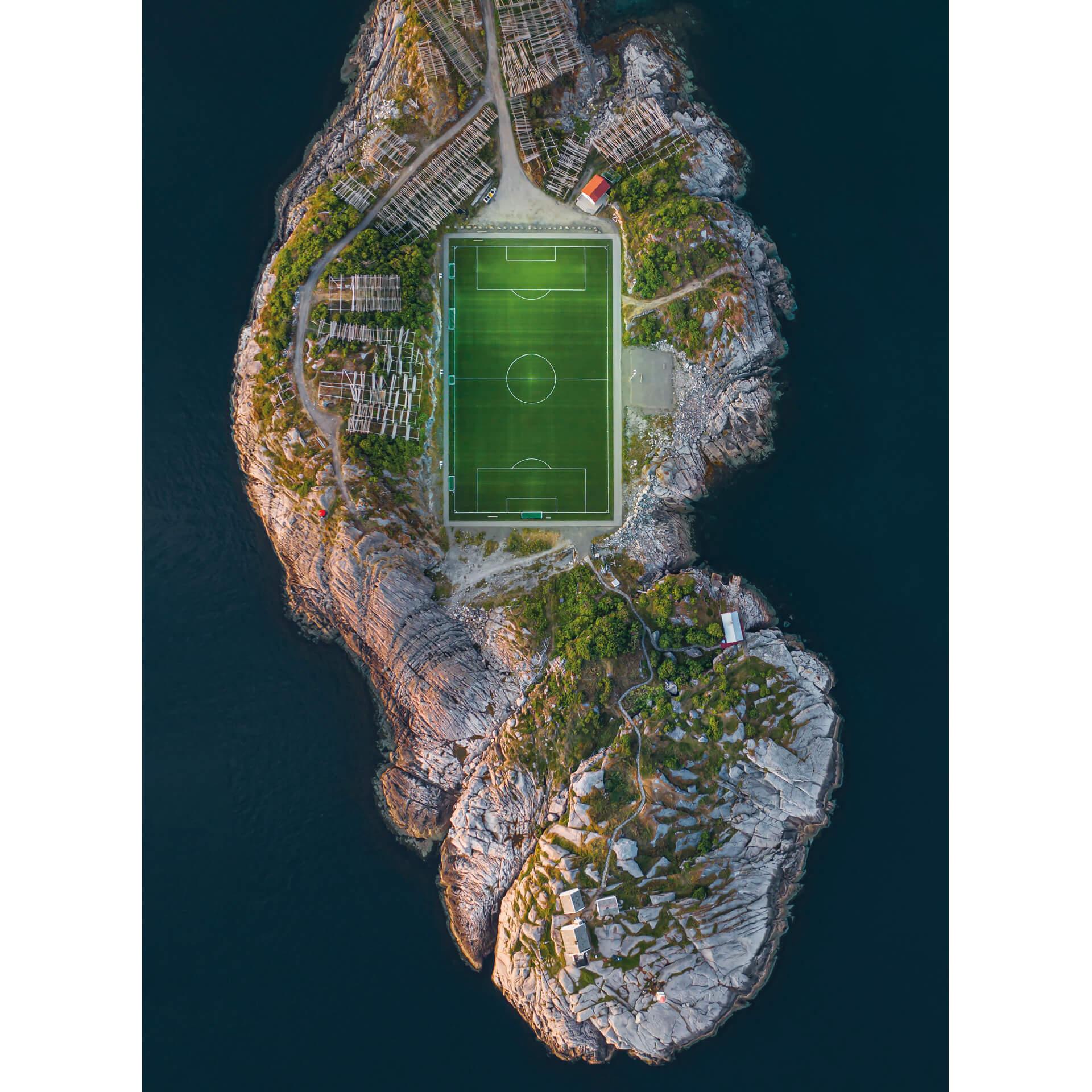 Fotobehang Simoon - Football on the Edge of the World