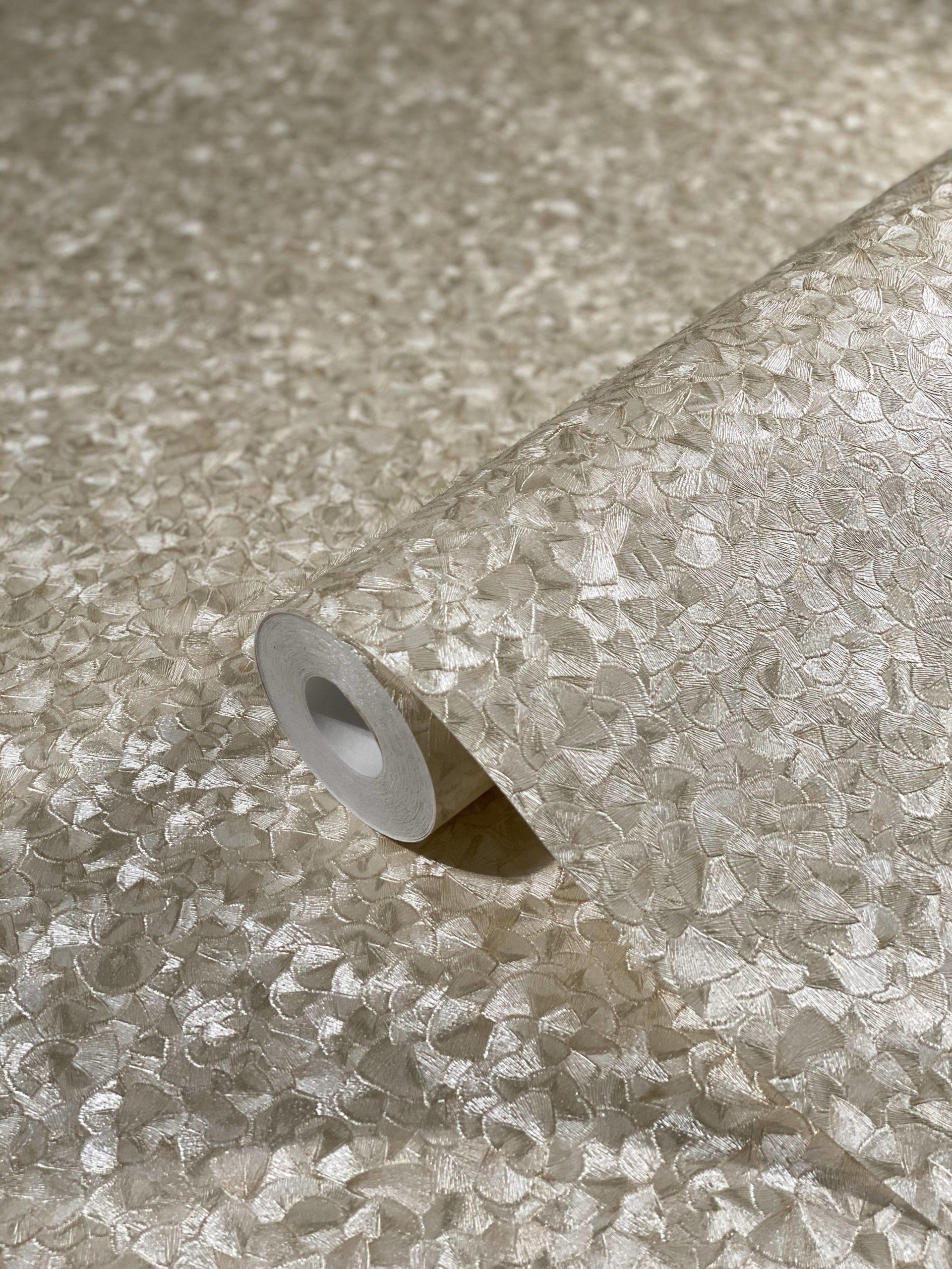 Non-woven tapet med små skinnende blade beige ensfarvet af Harald Glööckler