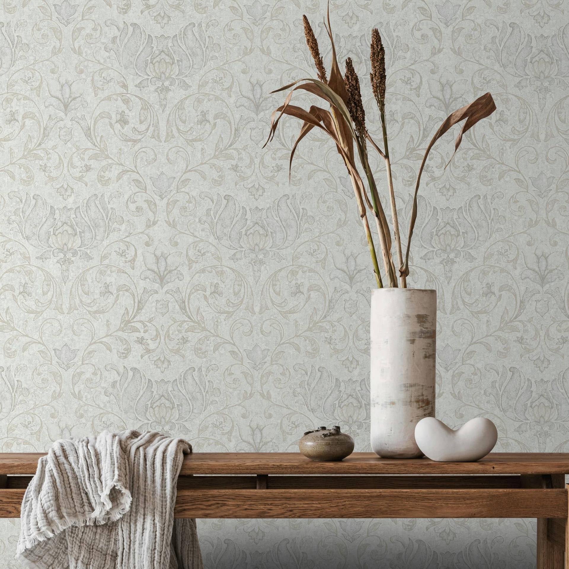 Non-woven tapet med blomster, blade og ornamenter i blank hvid, grå blomstermotiver