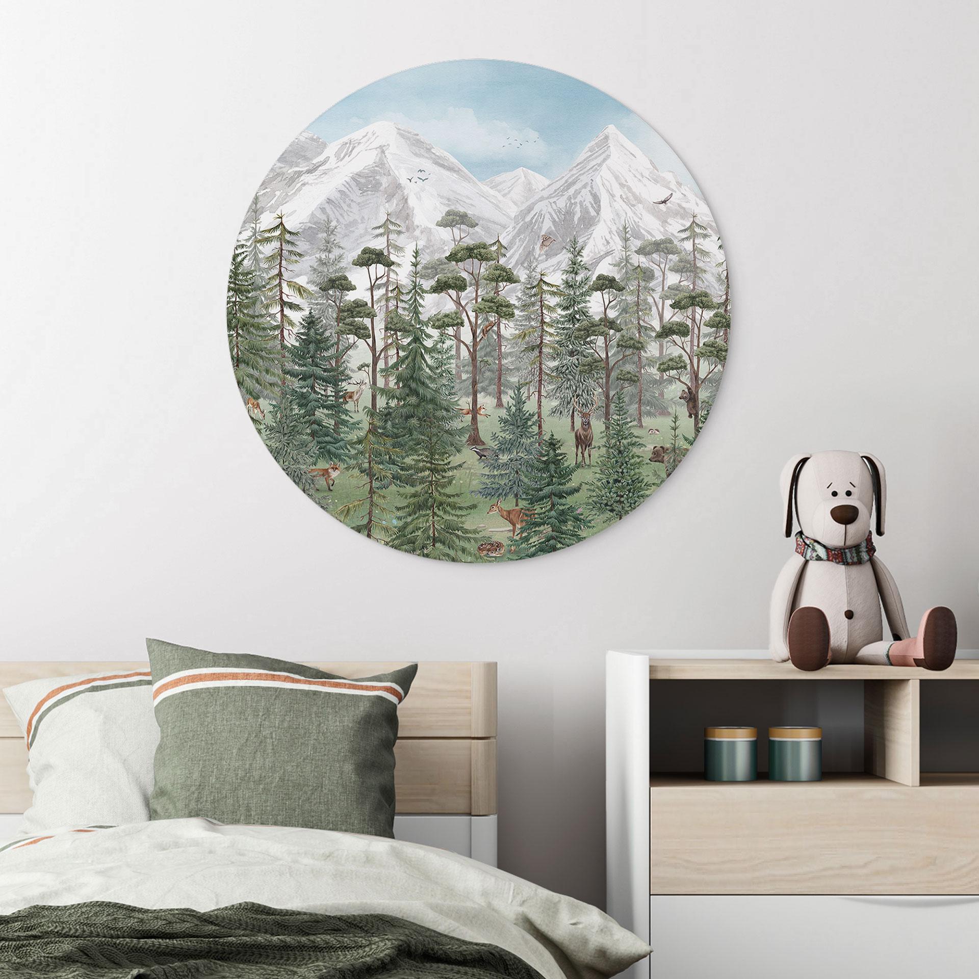 Skovens dyr i en grøn alpin skov - Kikki Belle - rund – print på aluminium (Alu-Dibond)