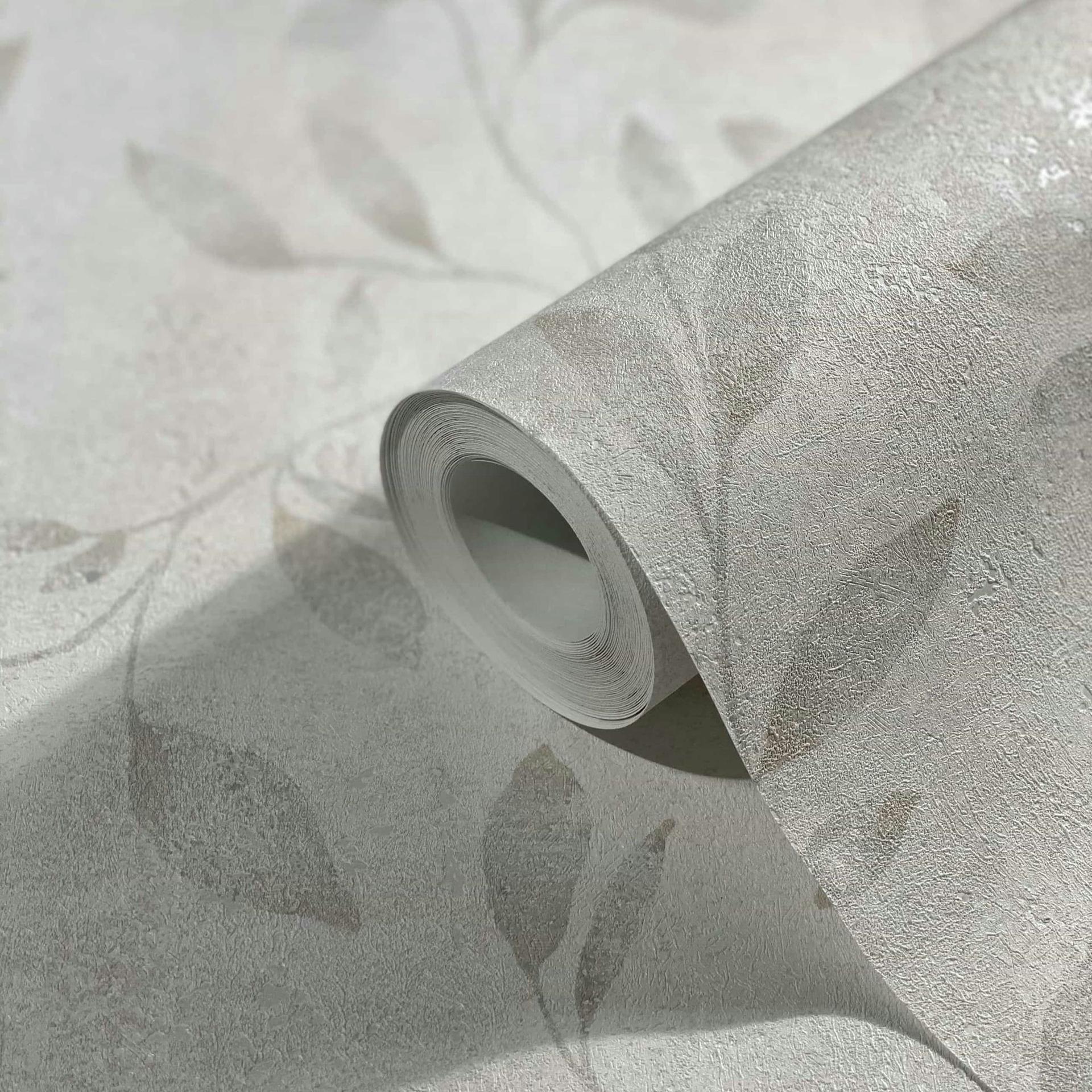 Non-woven tapet med bladmønster og metallic-effekt i hvidt blomstermønster