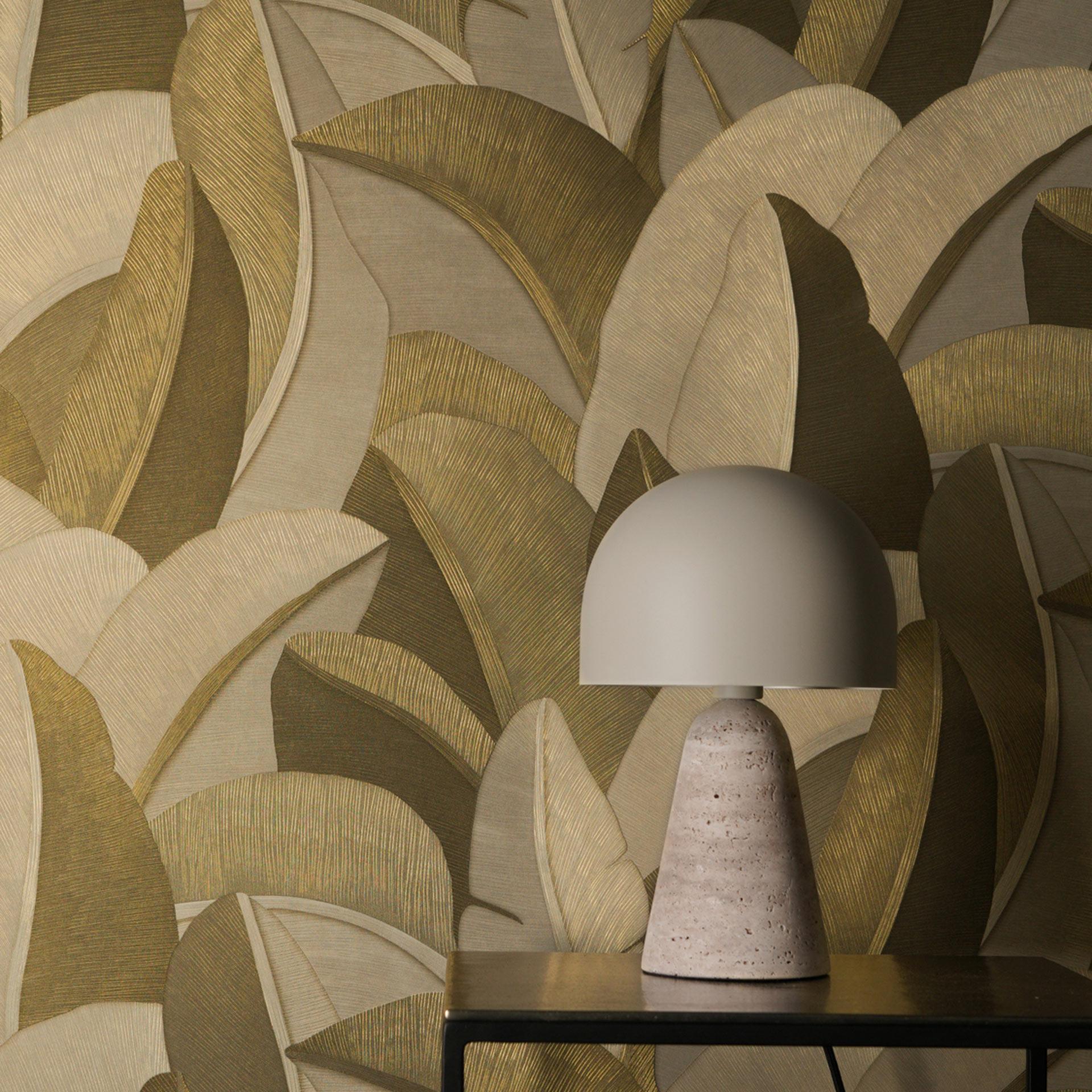 Papel pintado no tejido Isabelle Golden Canopy palmeras oro beige - hojas de palmera jungla pasillo metalizado