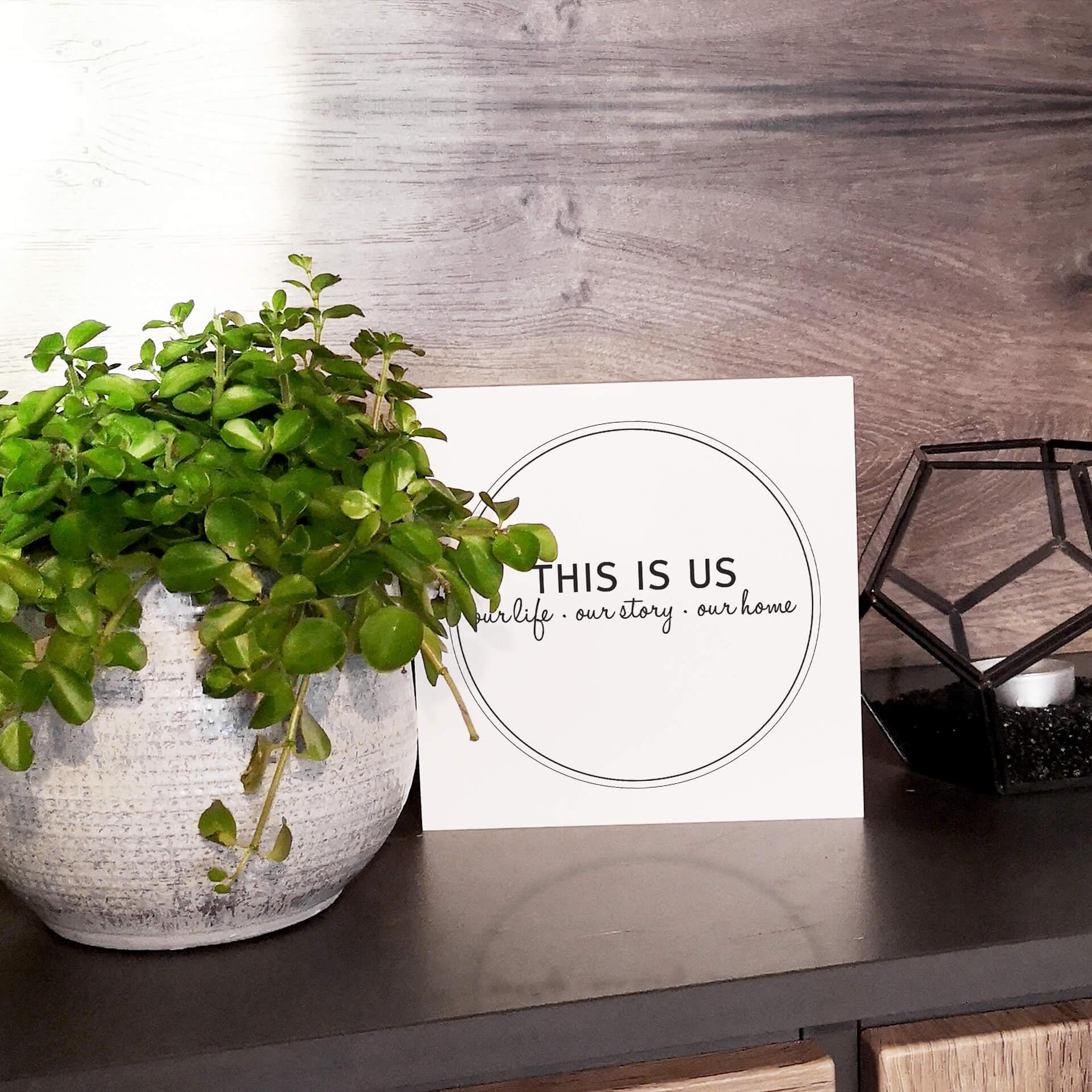 Billede af træ til at sætte op - This is us - 15x15 cm