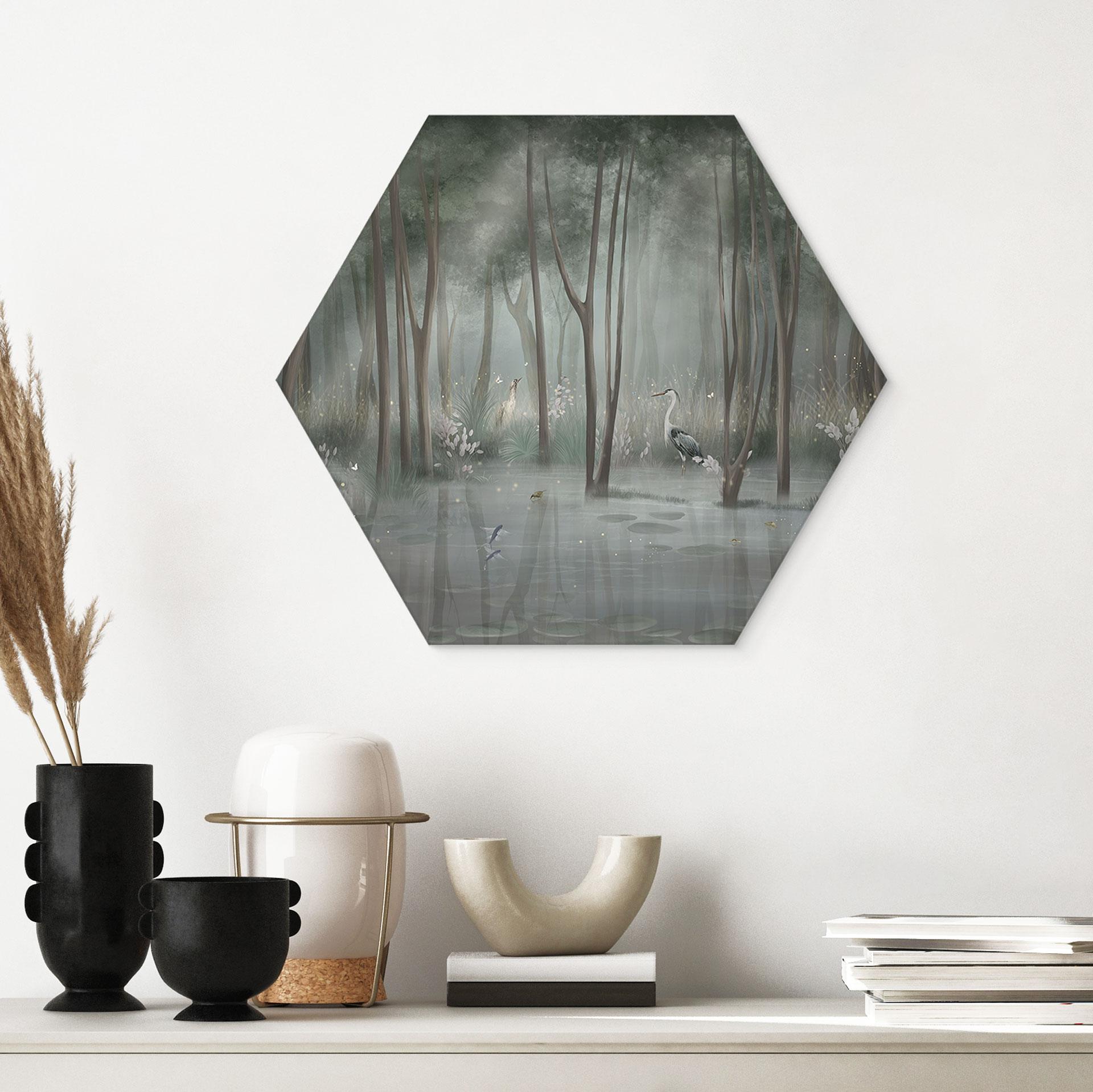 Hexagon Wandbild Nebelwald am See mit Reiher in Grün - Ms Tiff - Alu-Dibond