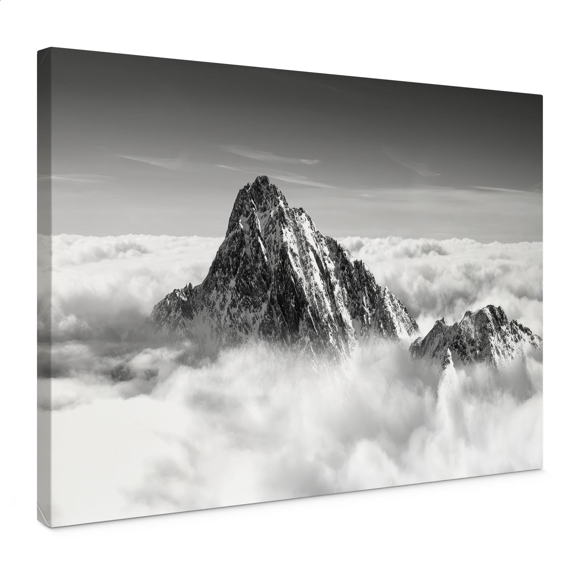 Lienzo pico de montaña sobre las nubes blancas