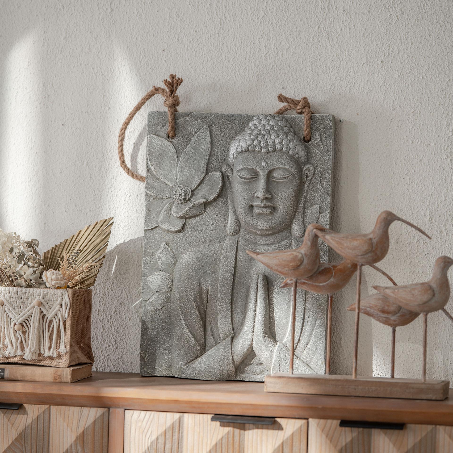 Buddha Wandskulptur mit Blumen in Steinoptik - mit Seil - 39,5x55 cm
