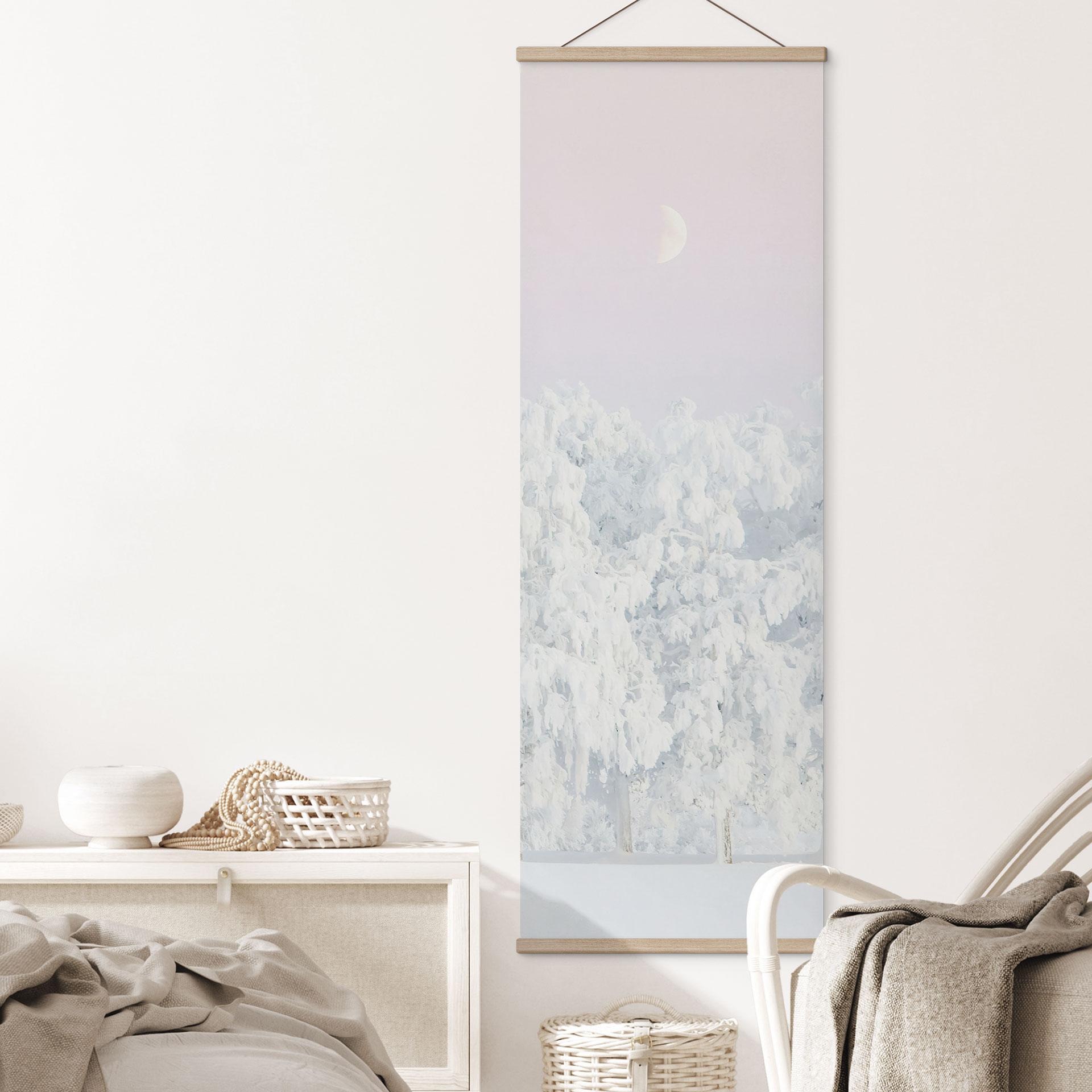 Póster de tela Invierno - Bosque nevado de invierno con luna - EMELIEmaria - Panorama