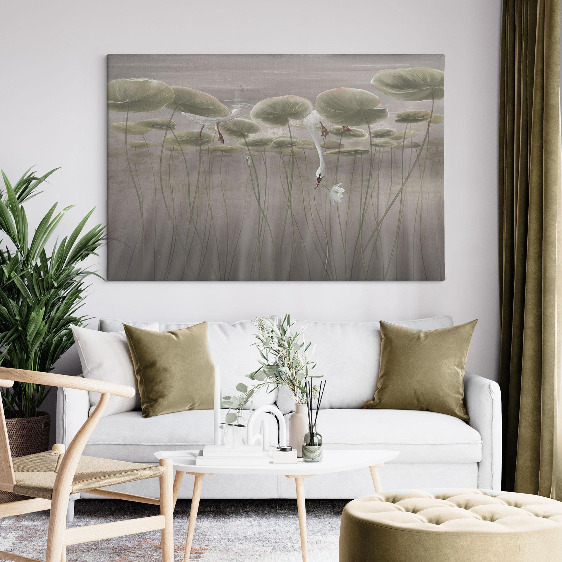 Leinwandbild Lotusblumen mit Schwan im Wasser in Grau - Ms Tiff