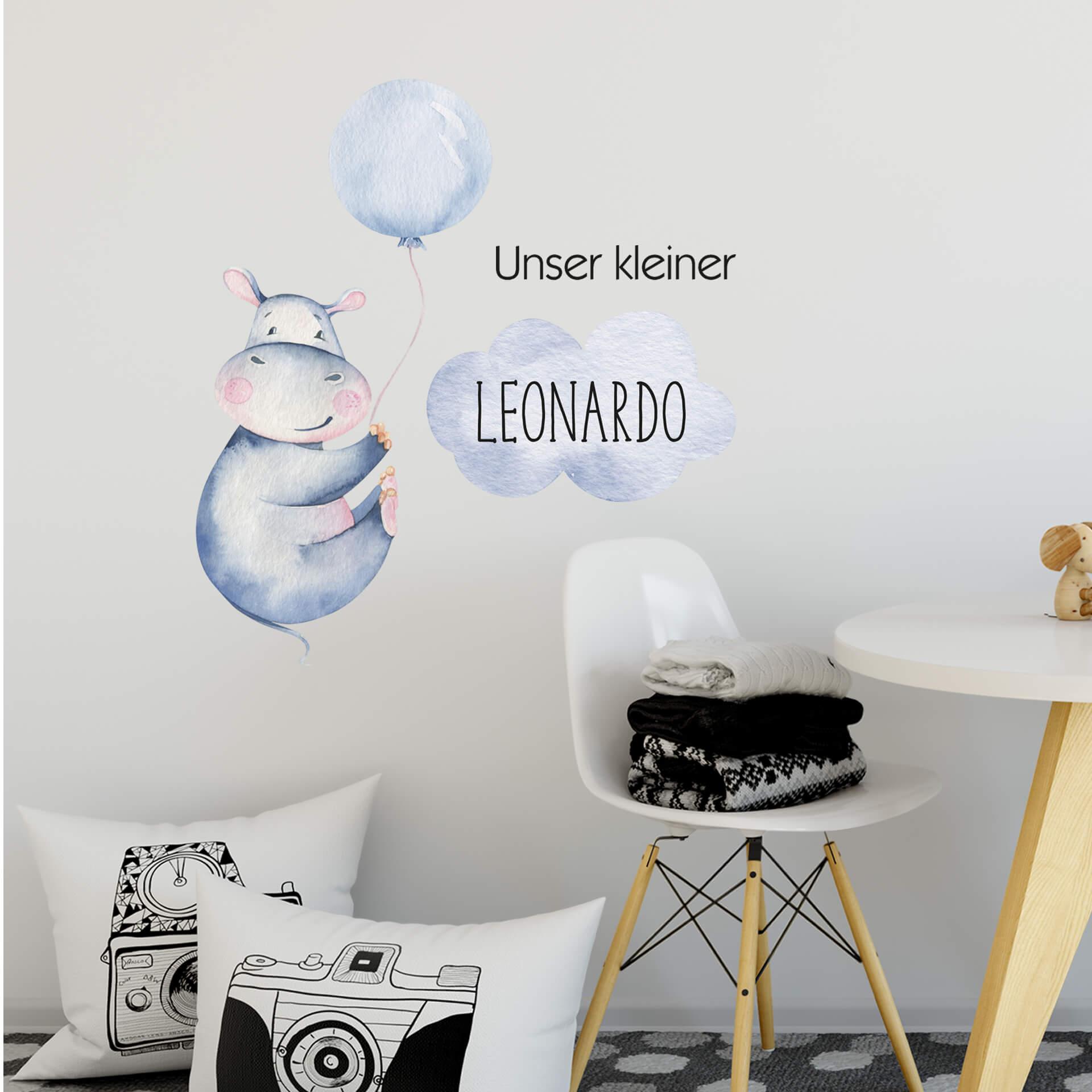 Wandtattoo Wunschname Junge + Kvilis - Flusspferd blauer Luftballon