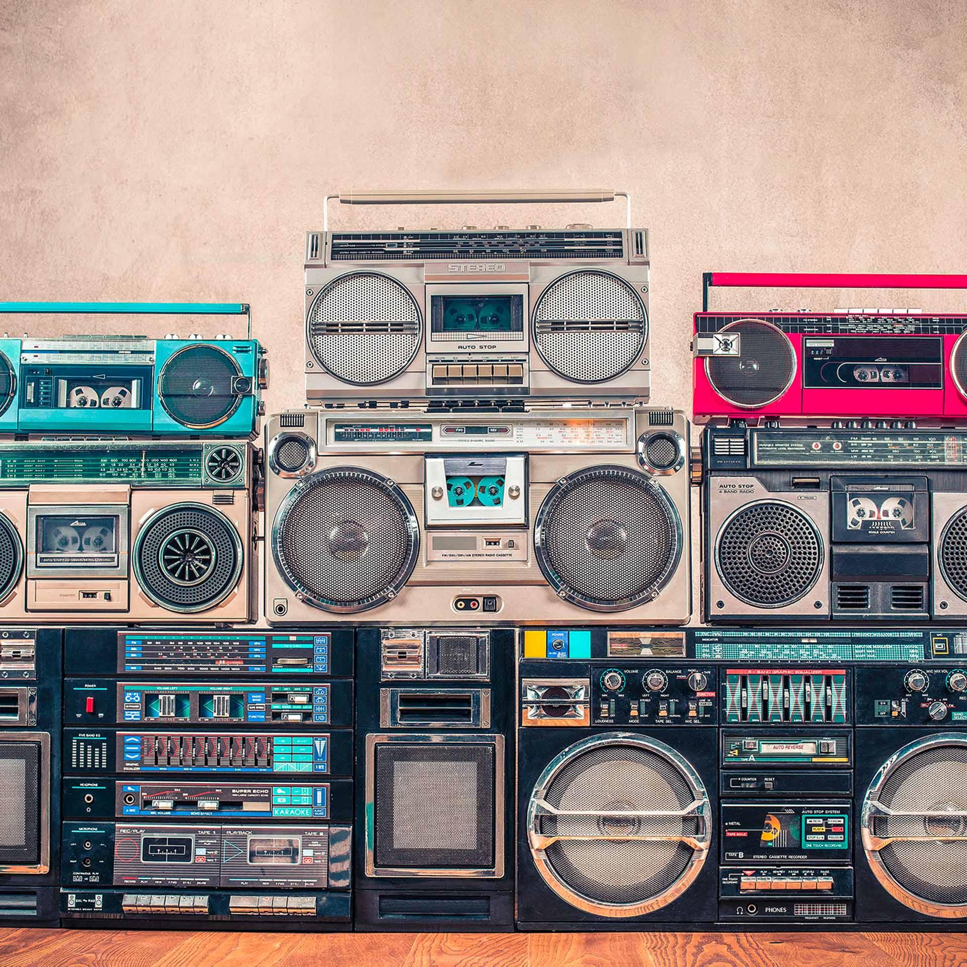 Lifestyle Ghettoblaster beige zwart - vliesbehang Designwalls 2 - 2,55 x 3,5 m