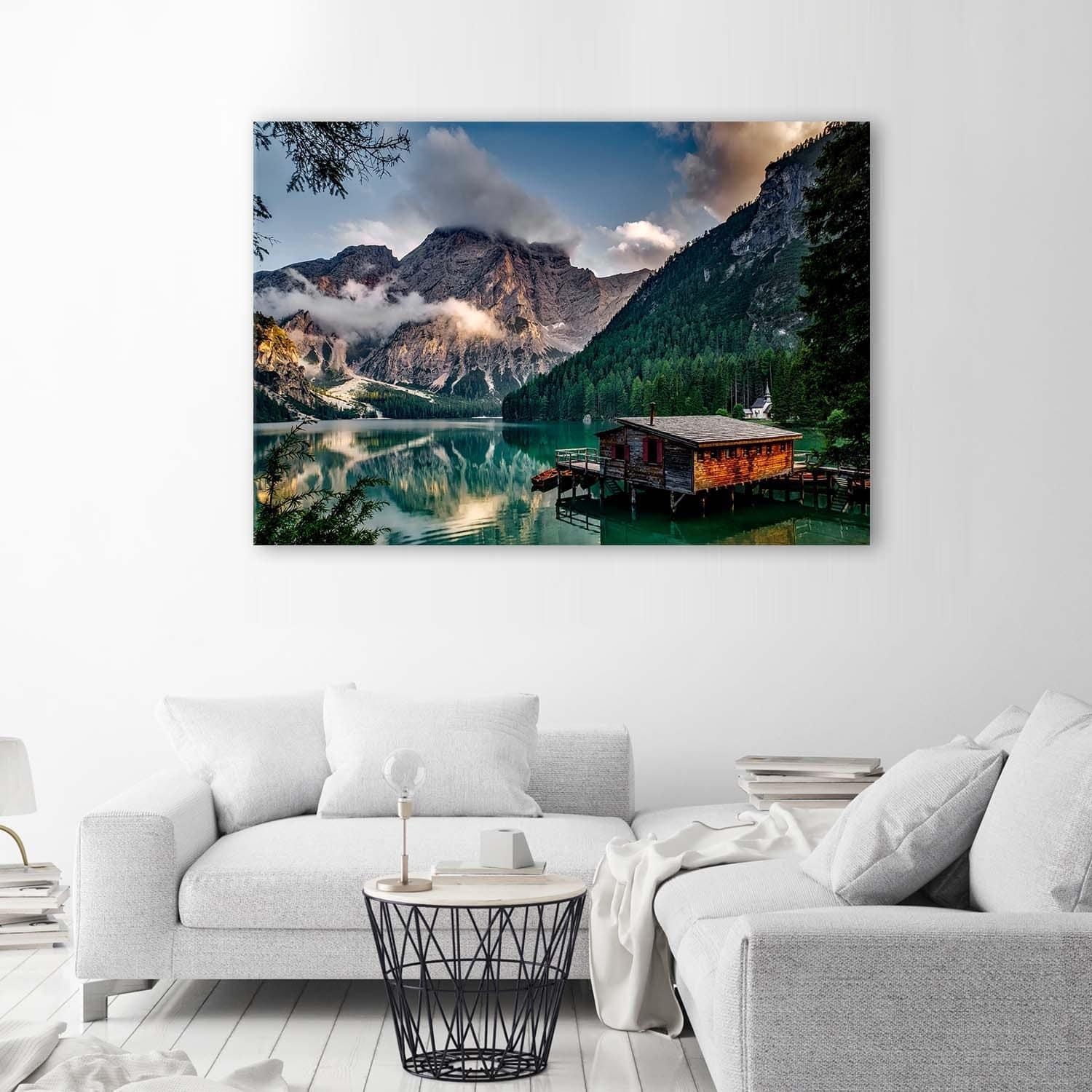 Canvas schilderij, Huisje aan een meer in de bergen