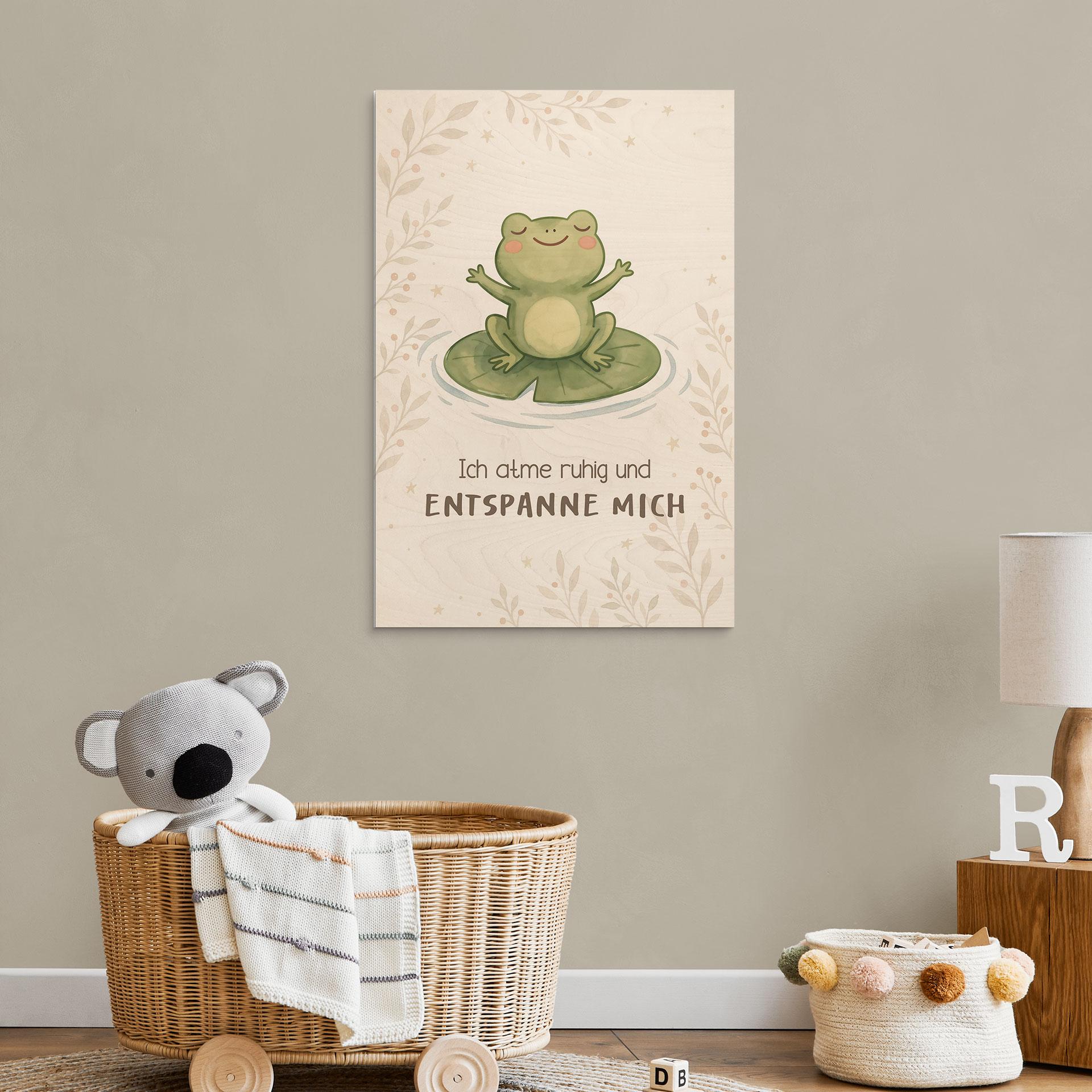 Holzbild mit entspanntem Frosch - Glaubenssatz 'Ich atme ruhig' fürs Kinderzimmer
