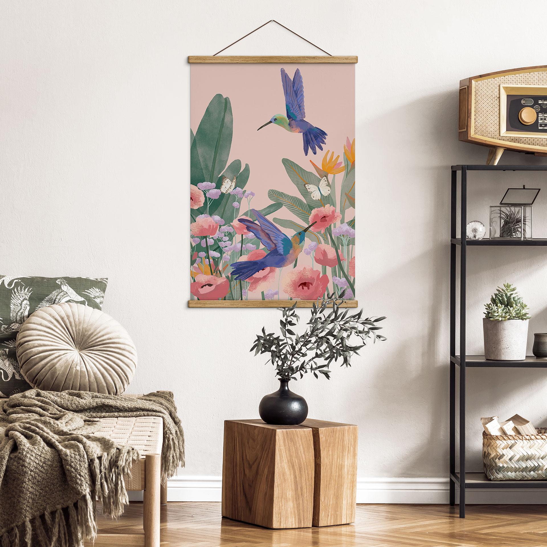 Tekstil plakat To kolibrier i den farverige blomstereng - Goed Blauw