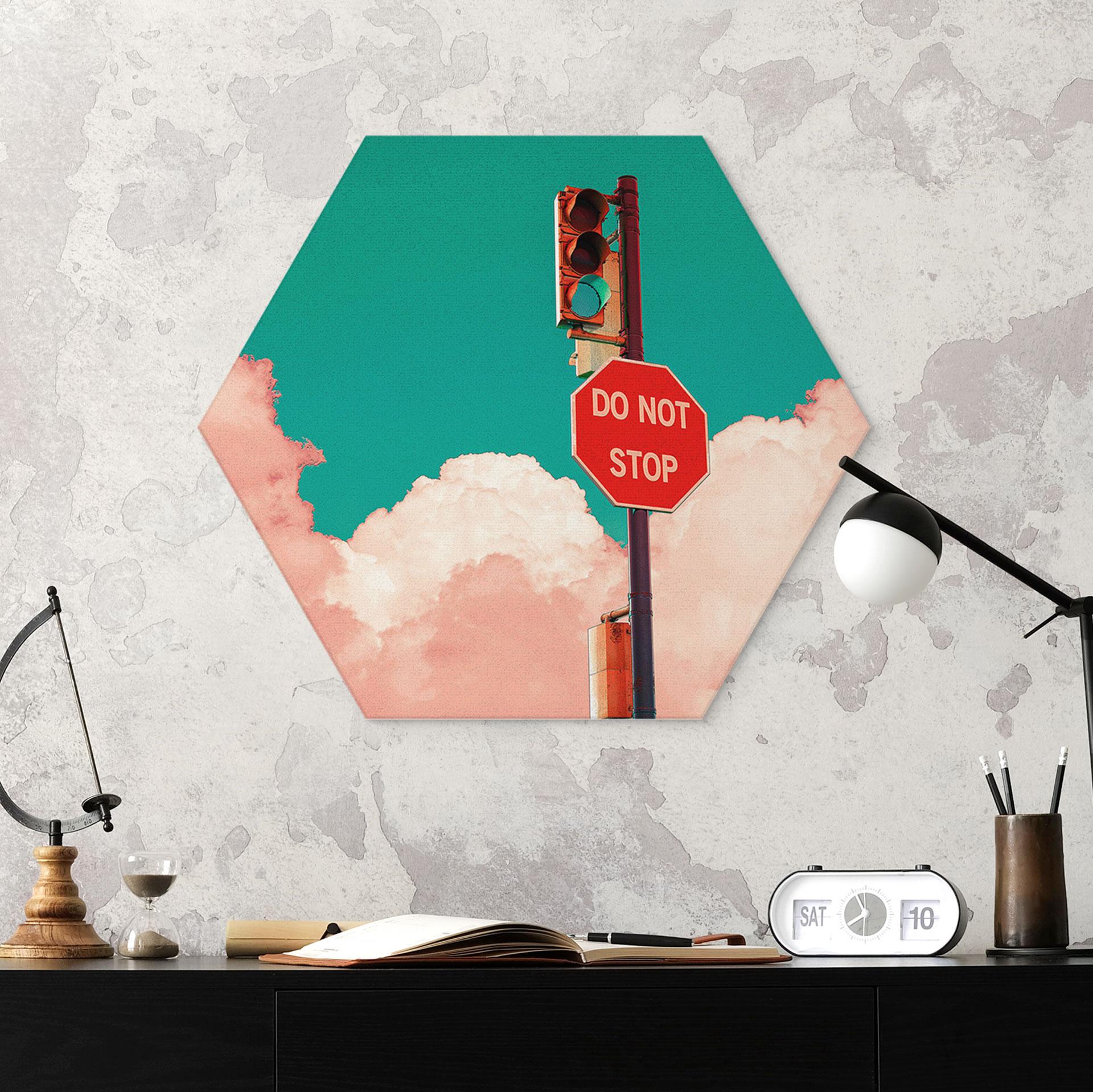 Hexagon Dibond Do Not Stop - Skilt foran turkisblå himmel - CosmoZach