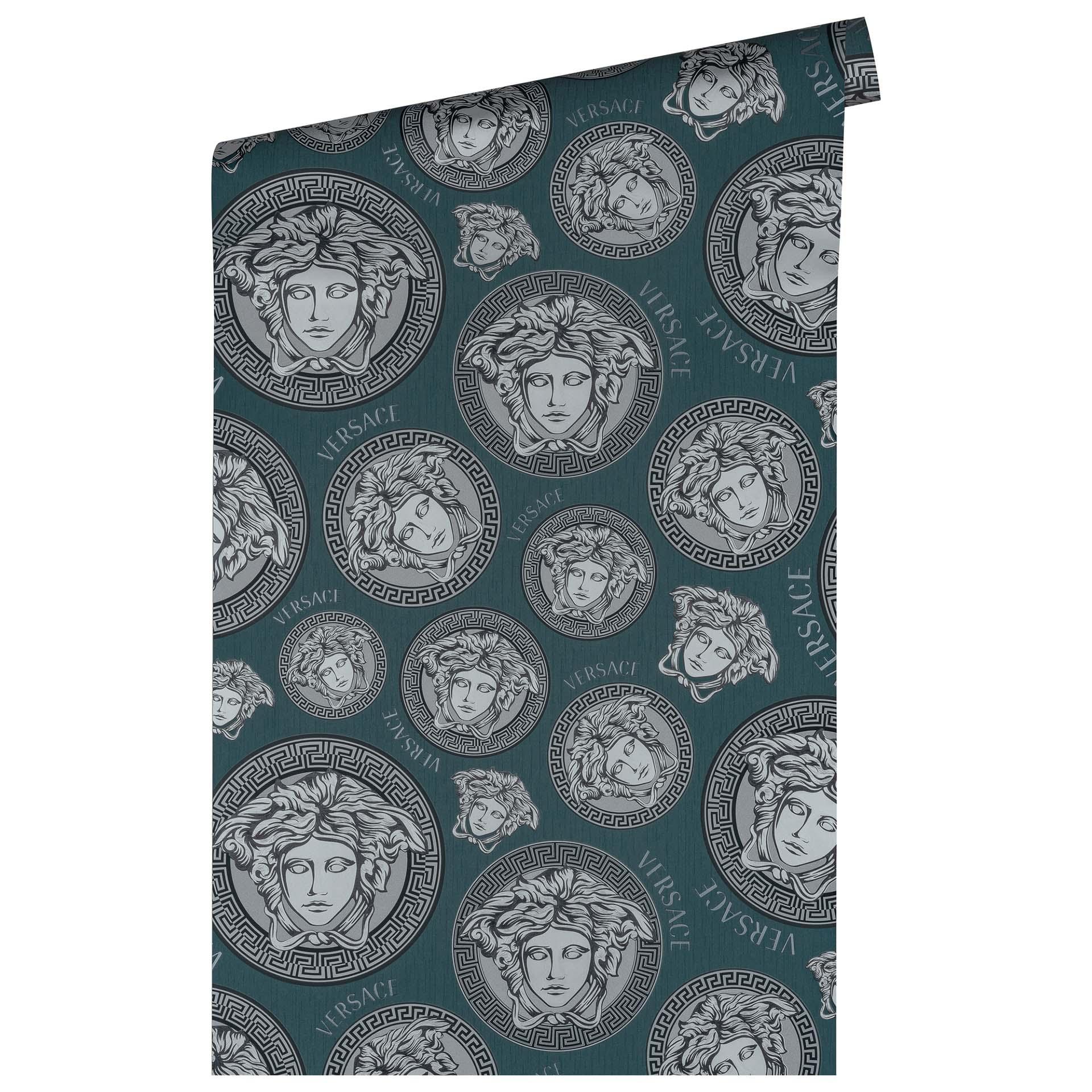Versace tapet i petrol og sølv non-woven tapet med Versace bogstaver luksus design tapet