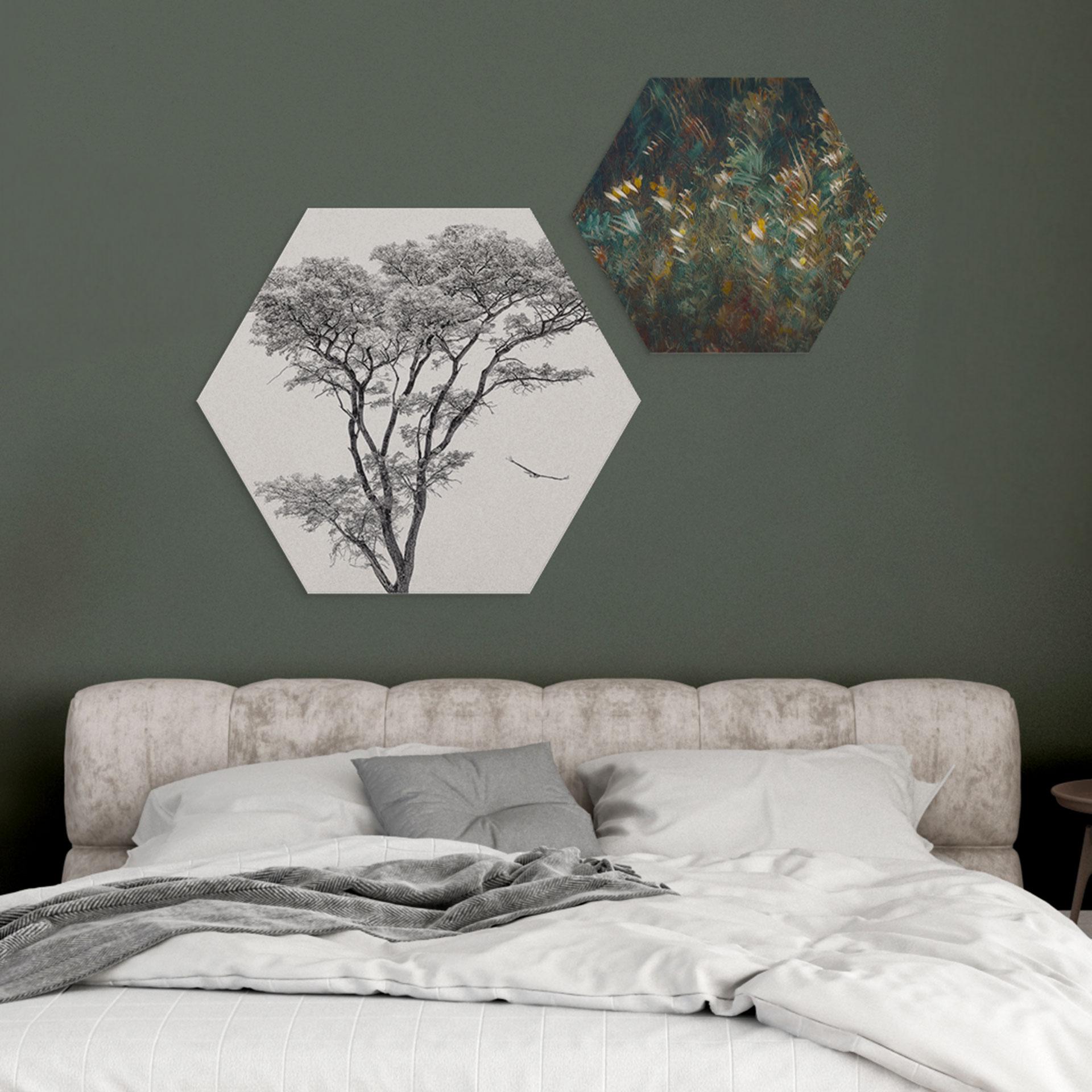 Hexagon Wandbild Minimalistischer Baum in ruhiger Landschaft - Flour - Alu-Dibond