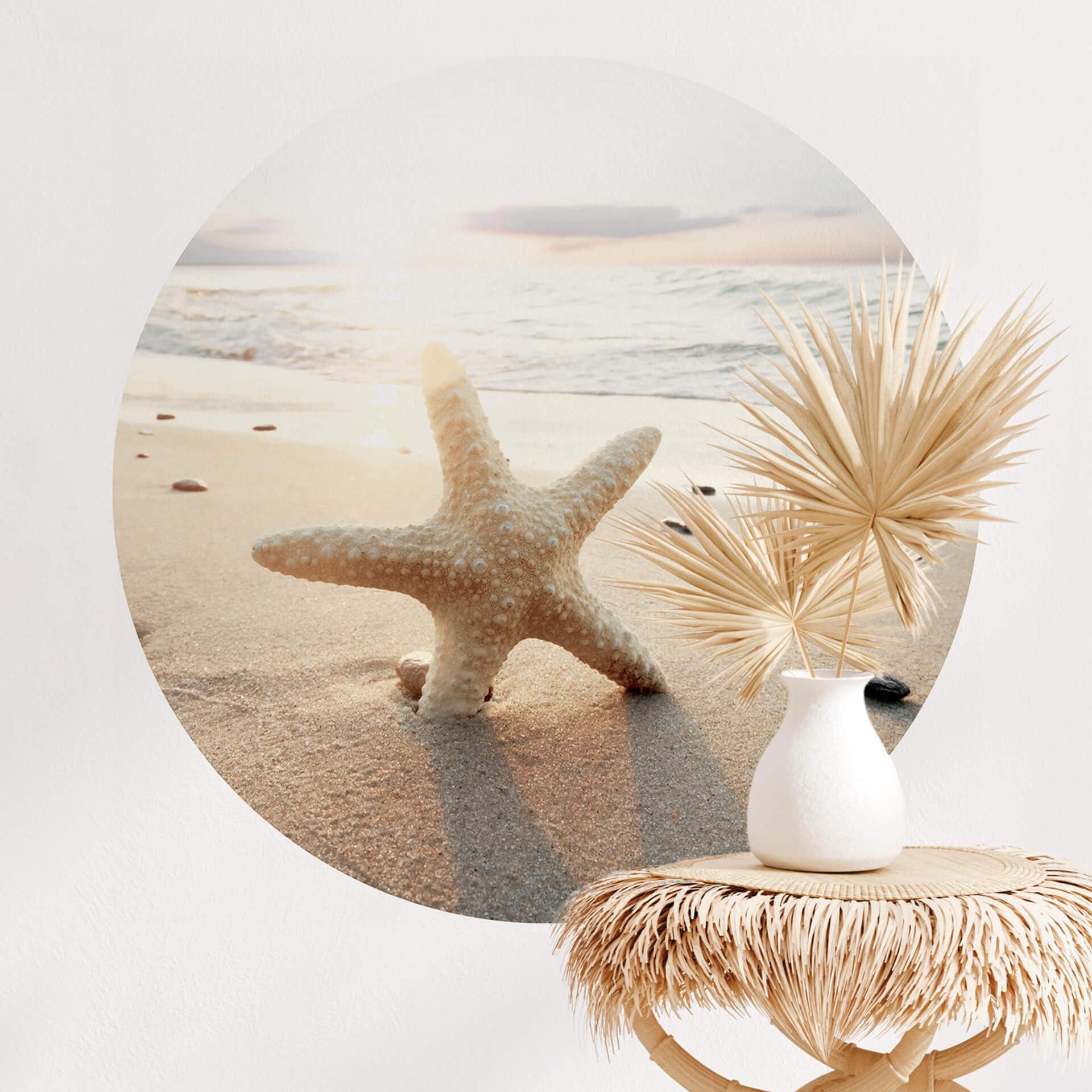 Wallsticker Funklende søstjerner på en ensom strand - Rund