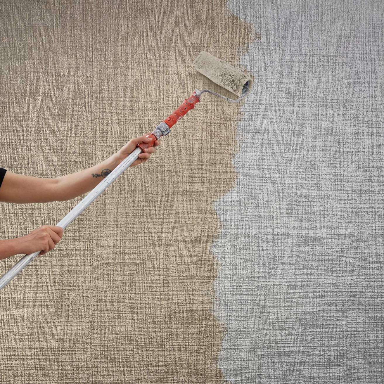 Non-woven tapet med moderne ensfarvet look og tekstur i ensfarvet hvid