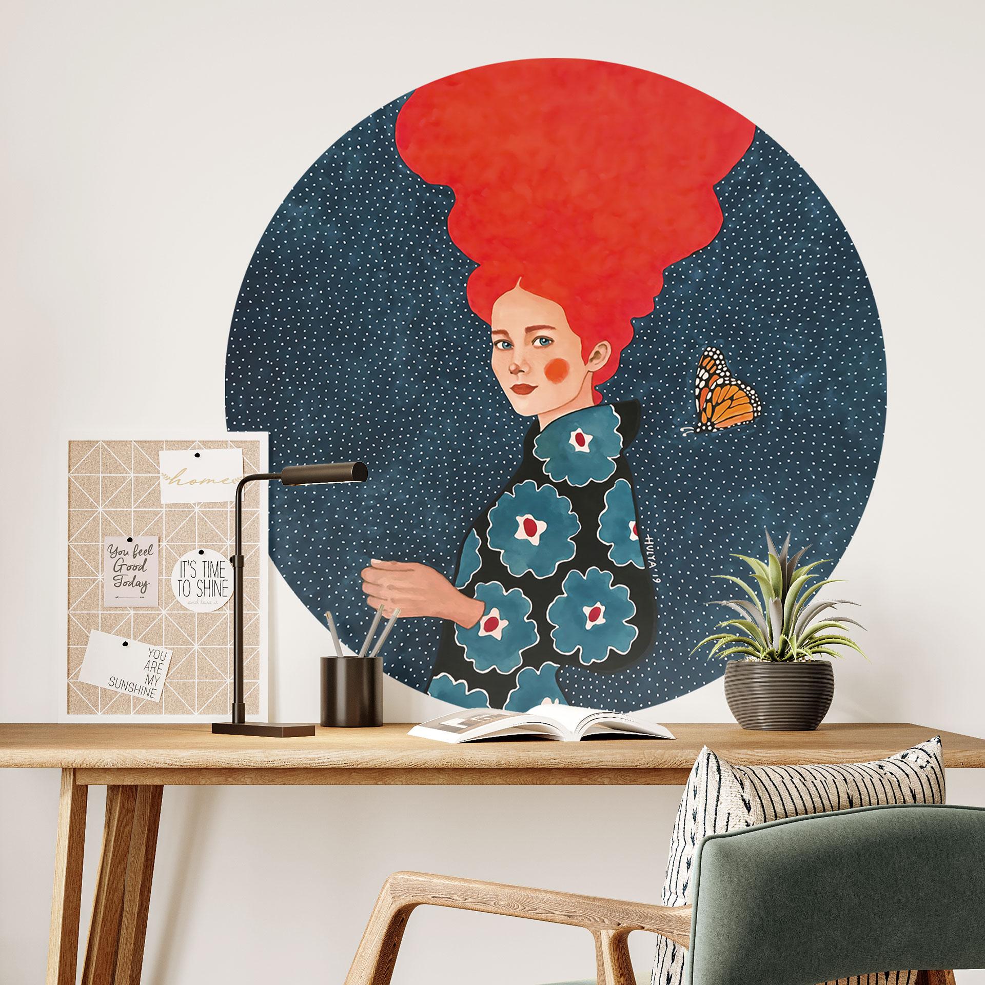 Wallsticker Kvinde i blomstret kjole med sommerfugl - Hülya - Rund