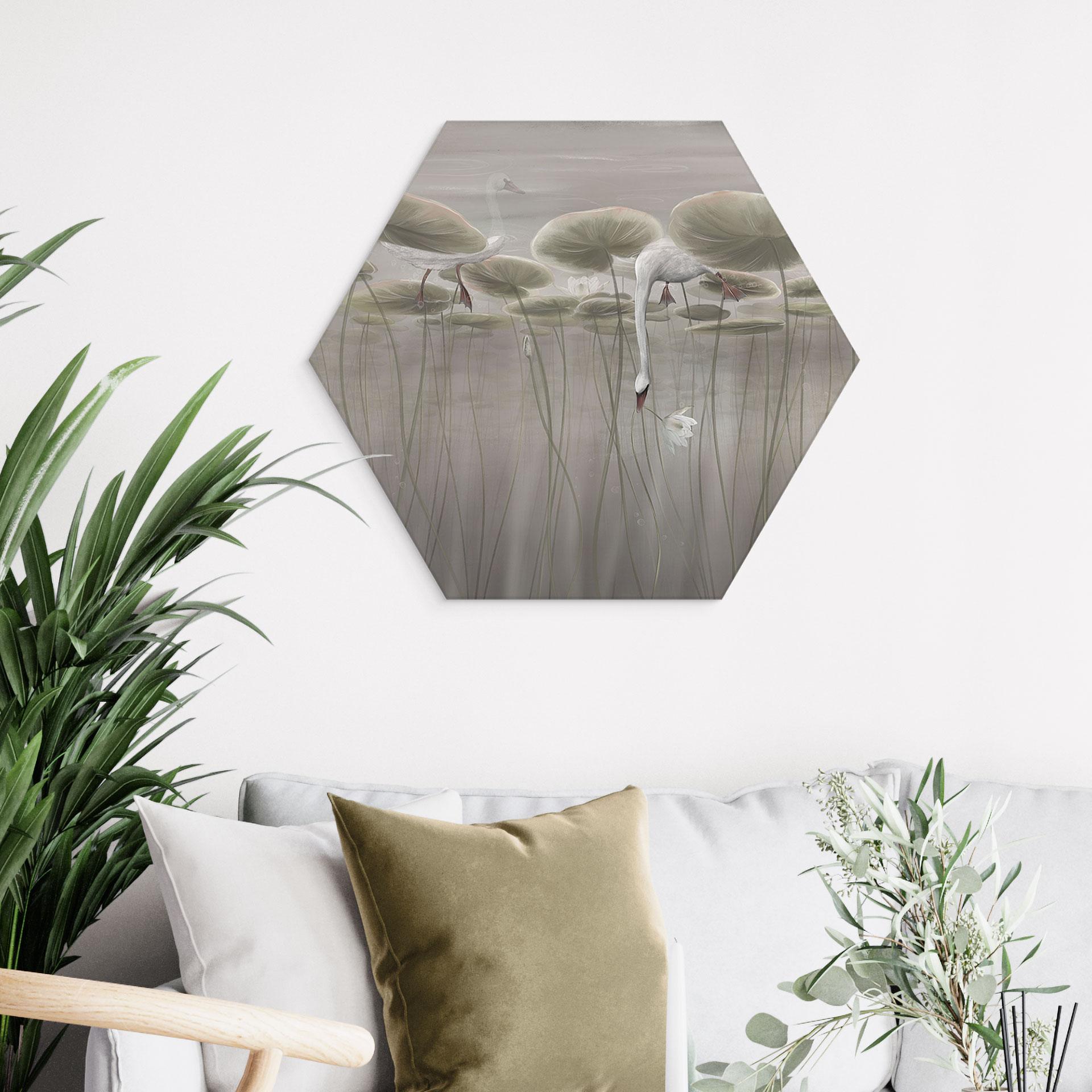 Hexagon Wandbild Lotusblumen mit Schwan im Wasser in Grau - Ms Tiff - Alu-Dibond