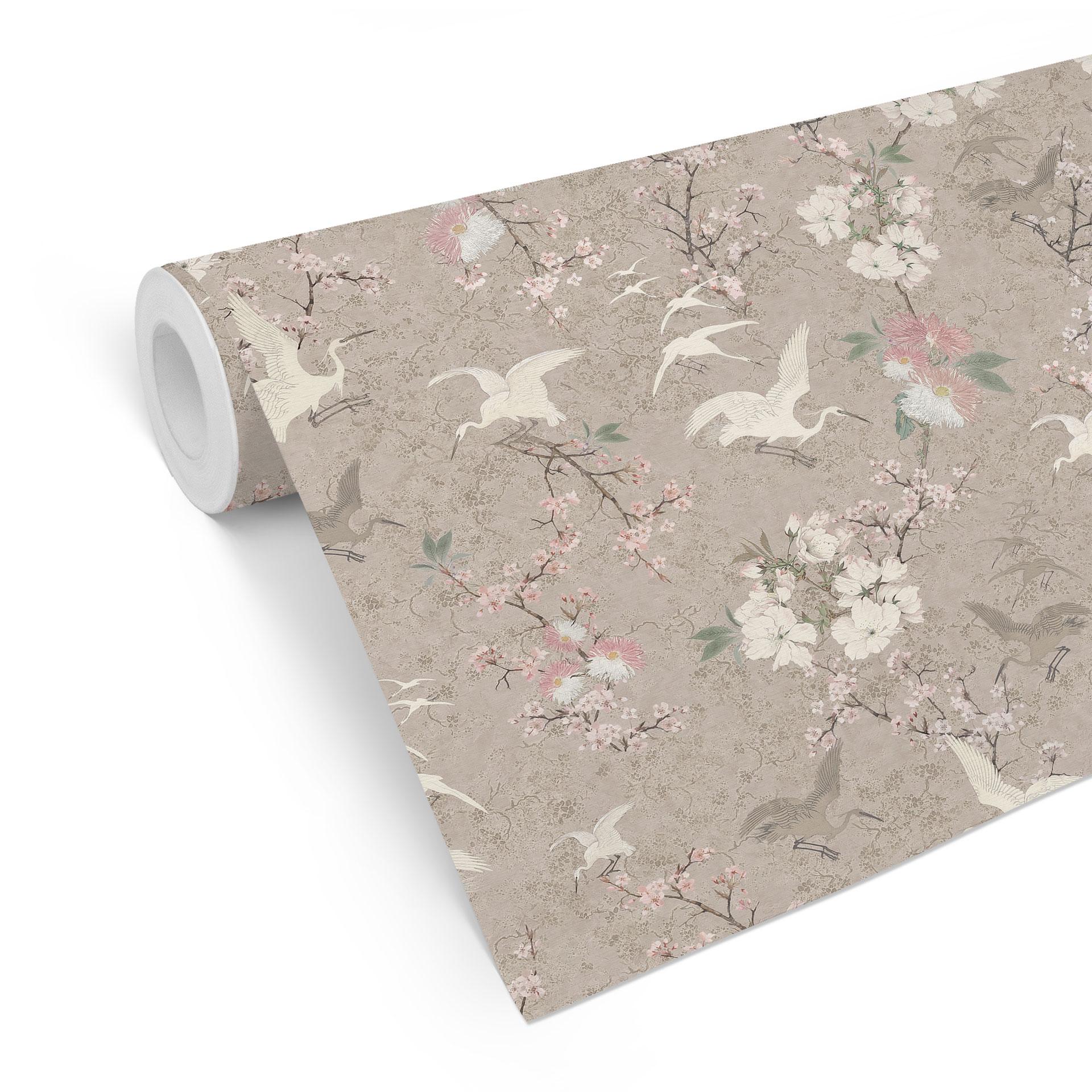 Tapet med mønster Japandi tapet kraner i kirsebærblomstrende beige - Bloomery Decor