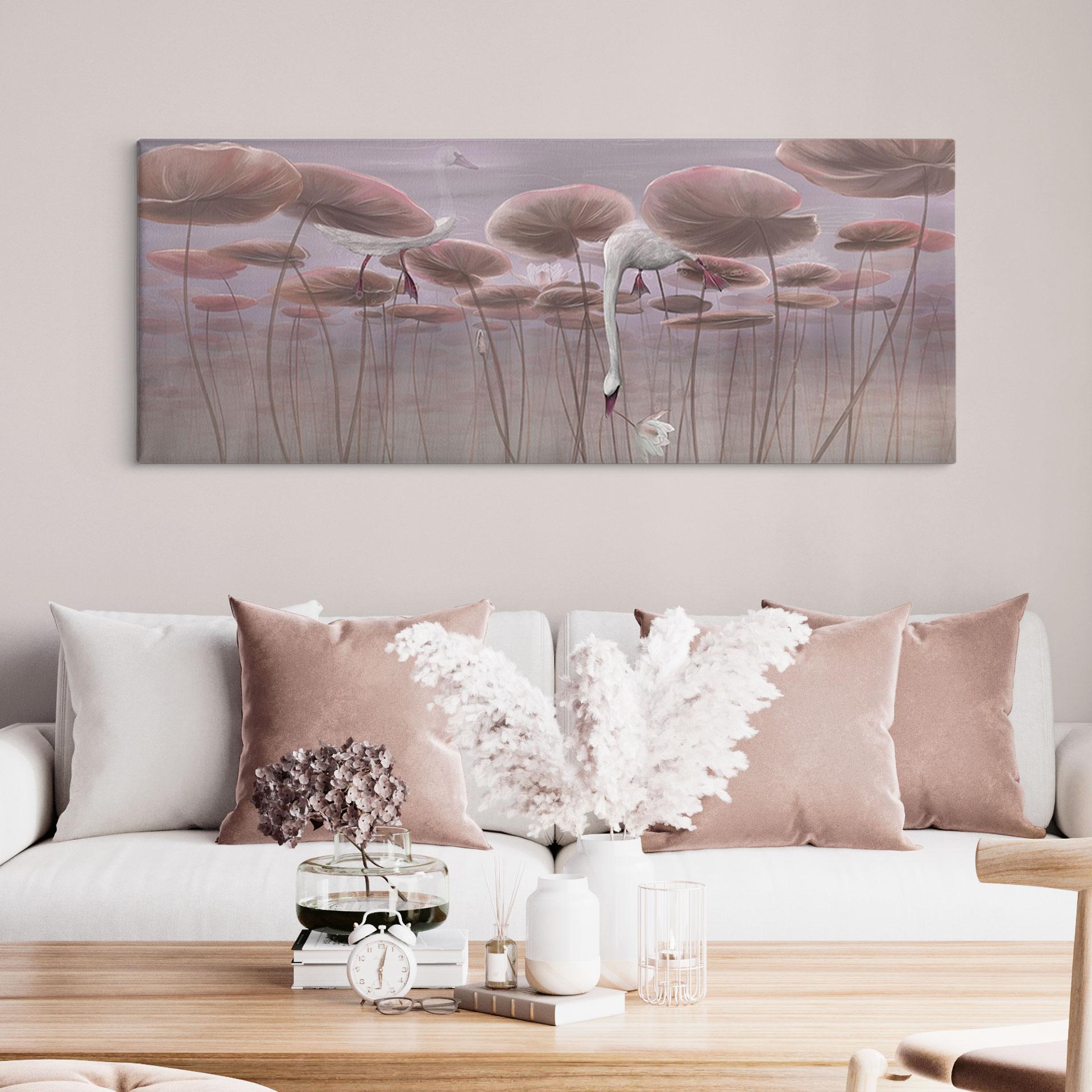 Leinwandbild Lotusblumen mit Schwan im Wasser in Altrosa - Ms Tiff - Panorama