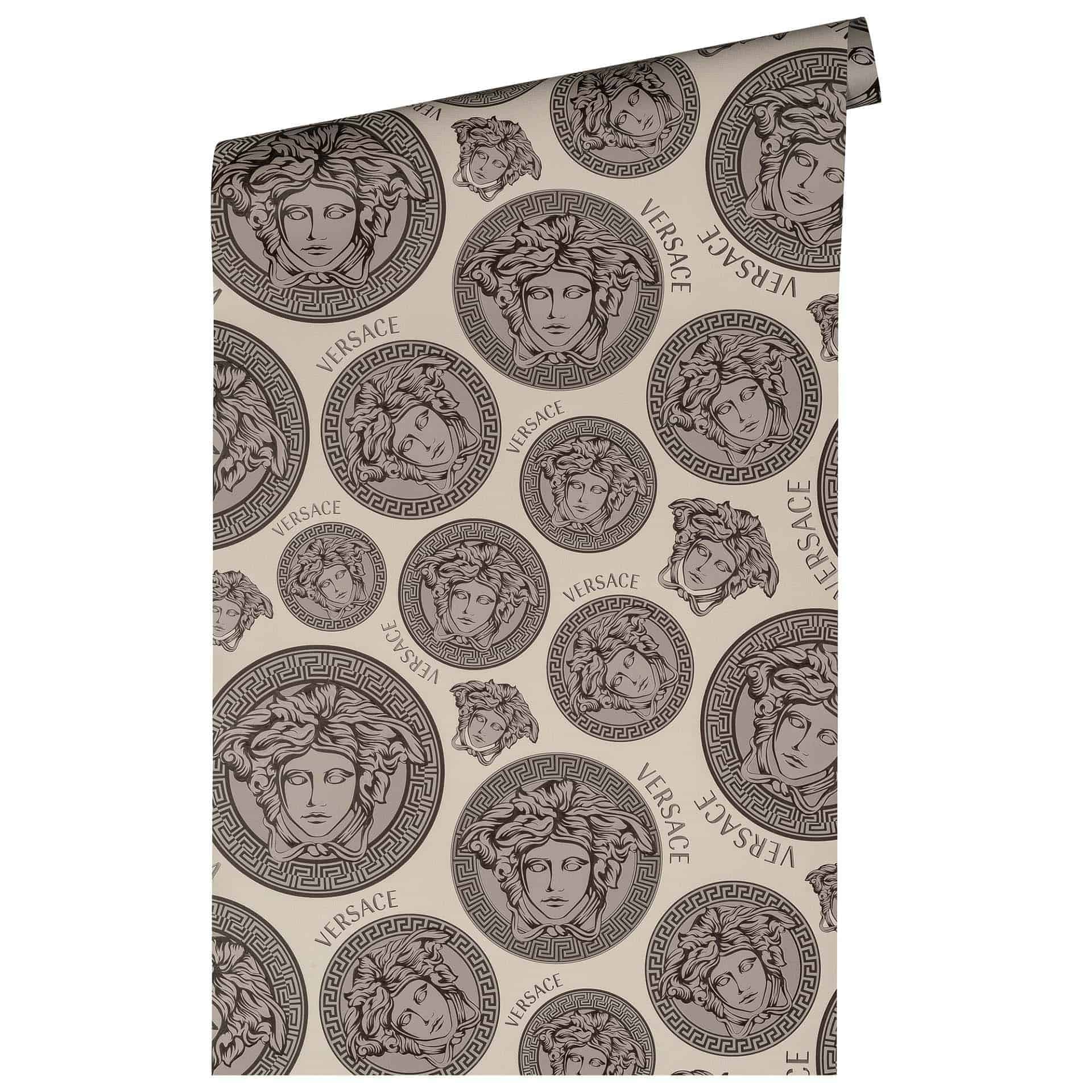 Versace medusa tapet i beige og grå non-woven tapet luksus design tapet Versace bogstaver Versace bogstaver