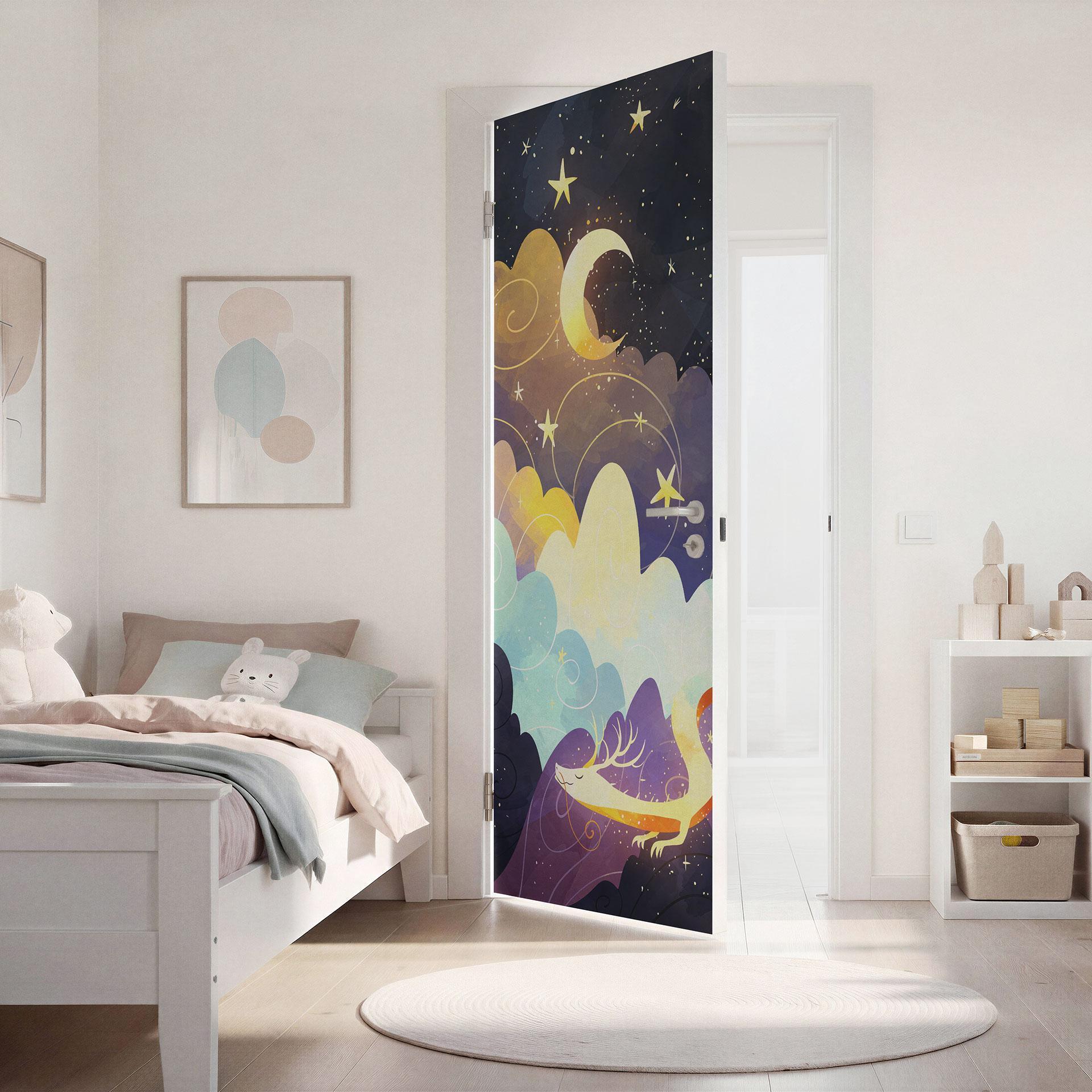 Película para puerta de habitación infantil - Vuelo del dragón entre nubes estrelladas - DigitalArts