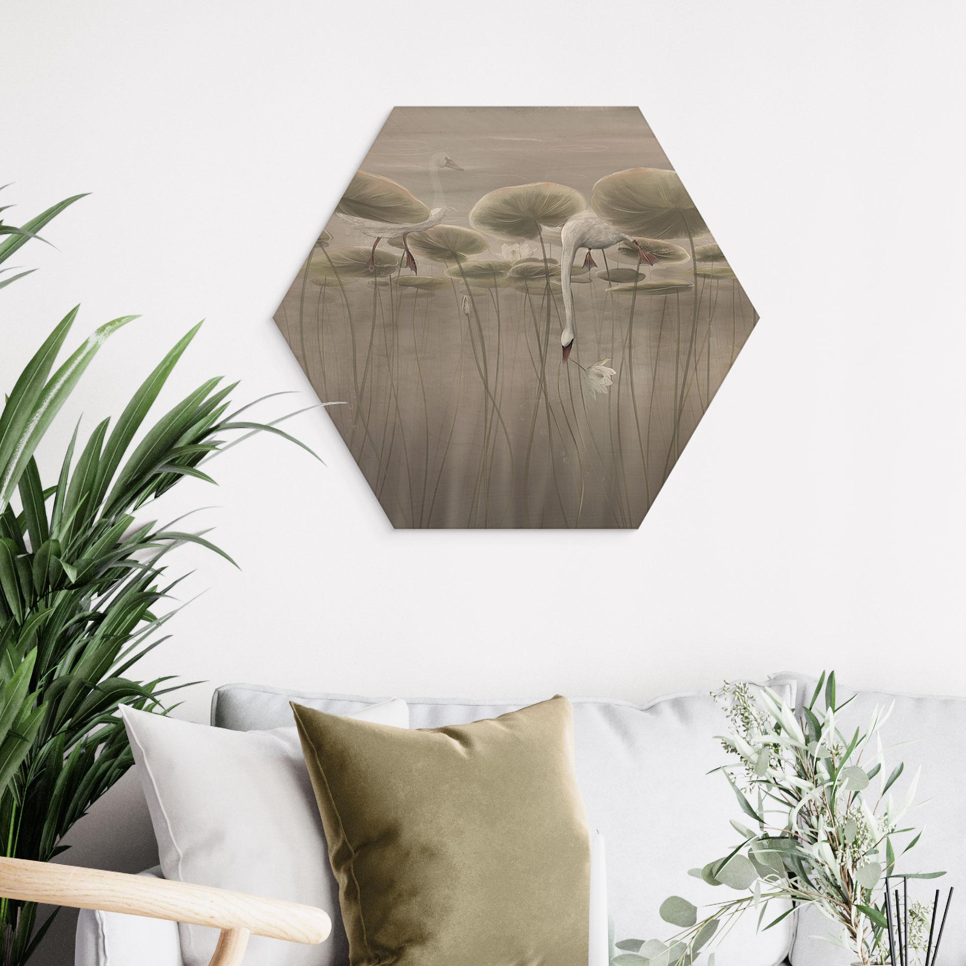 Hexagon Holzbild Lotusblumen mit Schwan im Wasser in Grau - Ms Tiff