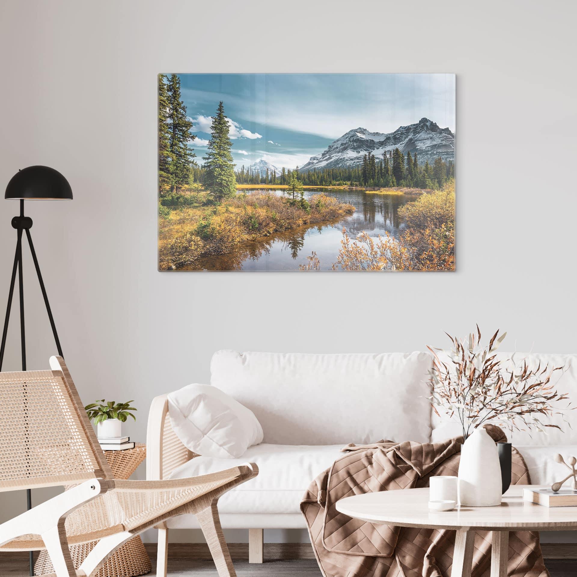 Glasbild Berg-Idylle am zauberhaften Kiefernwald