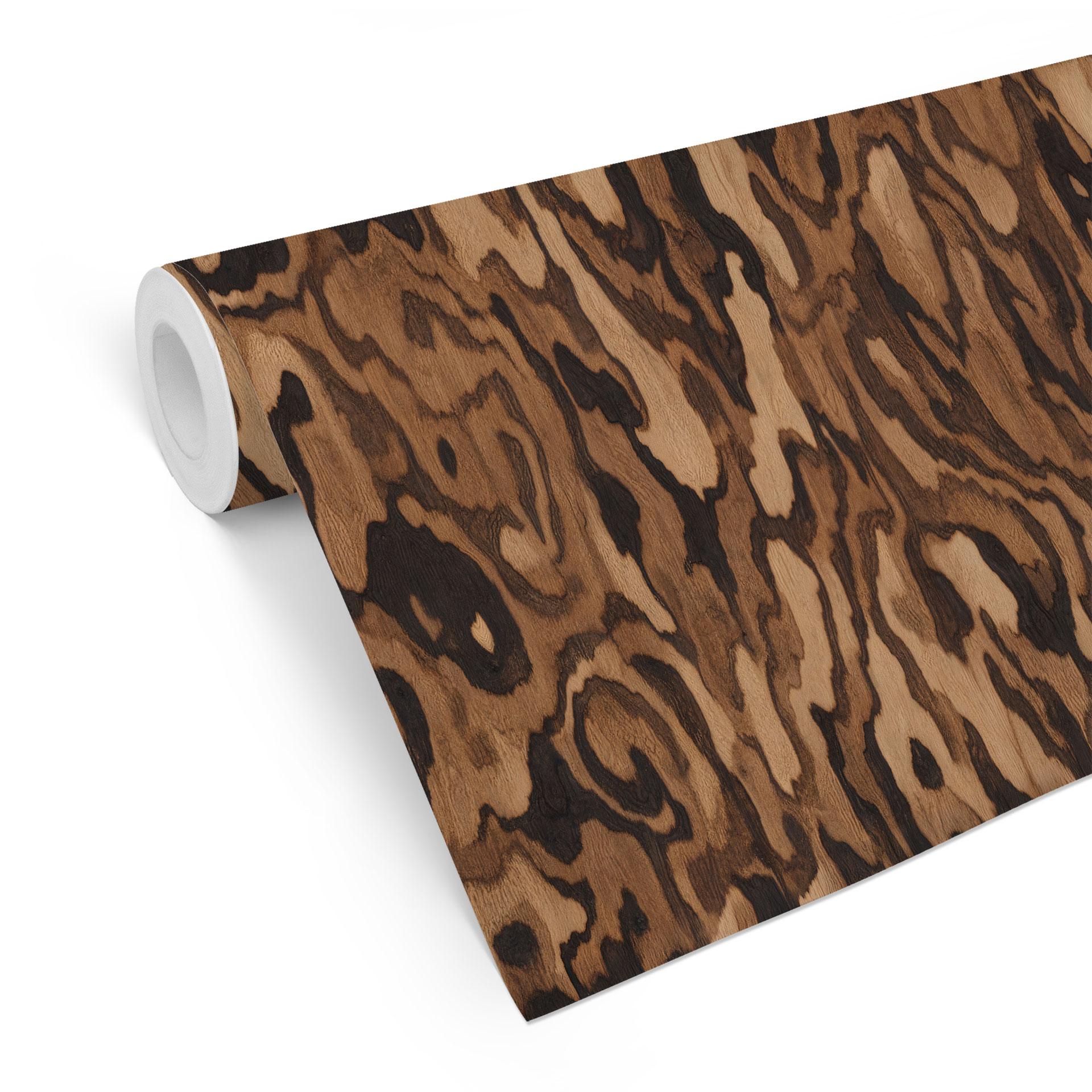Patroonbehang Ettore Walnut - Abstracte Houtnerf - Sir Edward x Grigory Gladarev