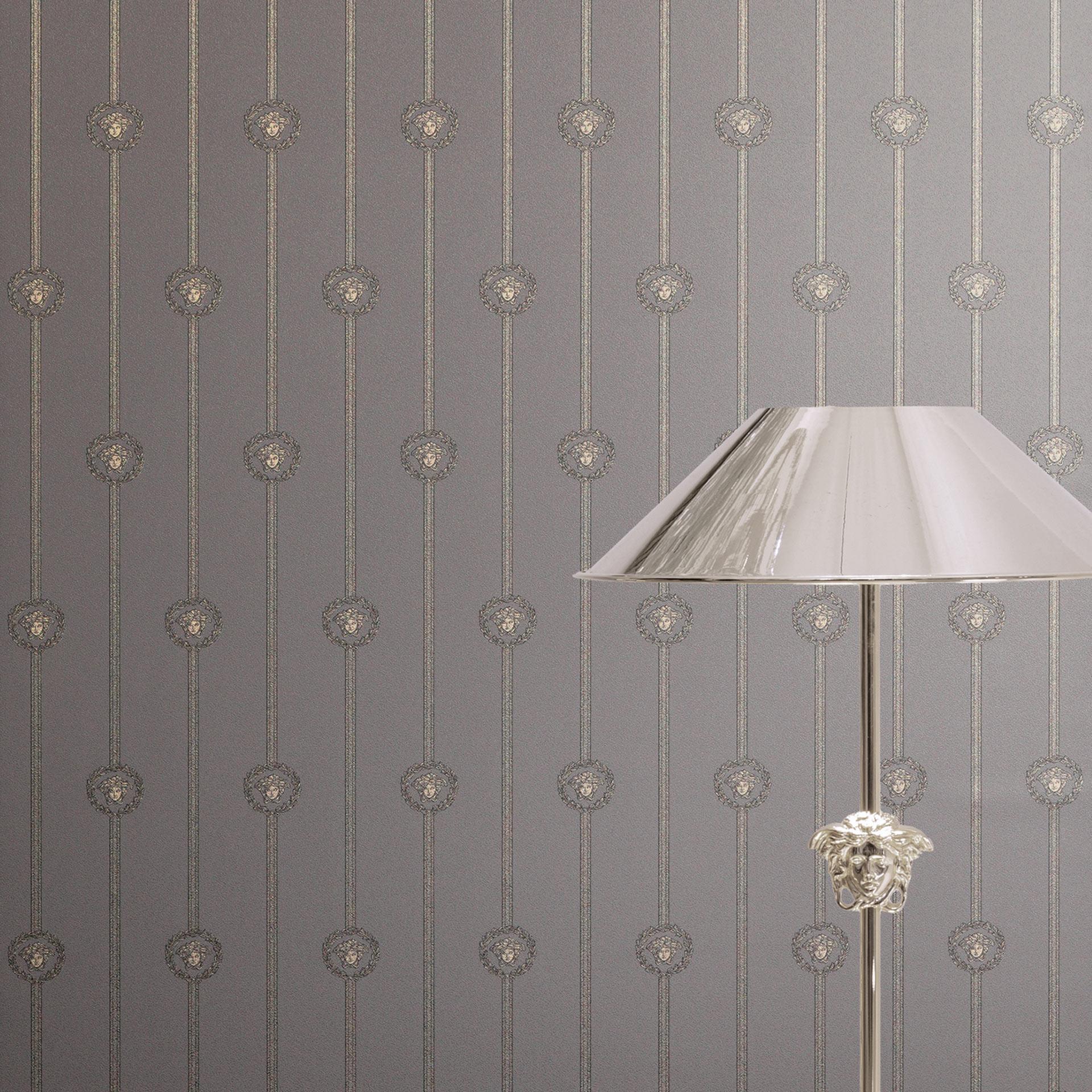 Versace ikke-vævet tapet I Love Baroque striber Medusa Taupe Silver luksuriøst