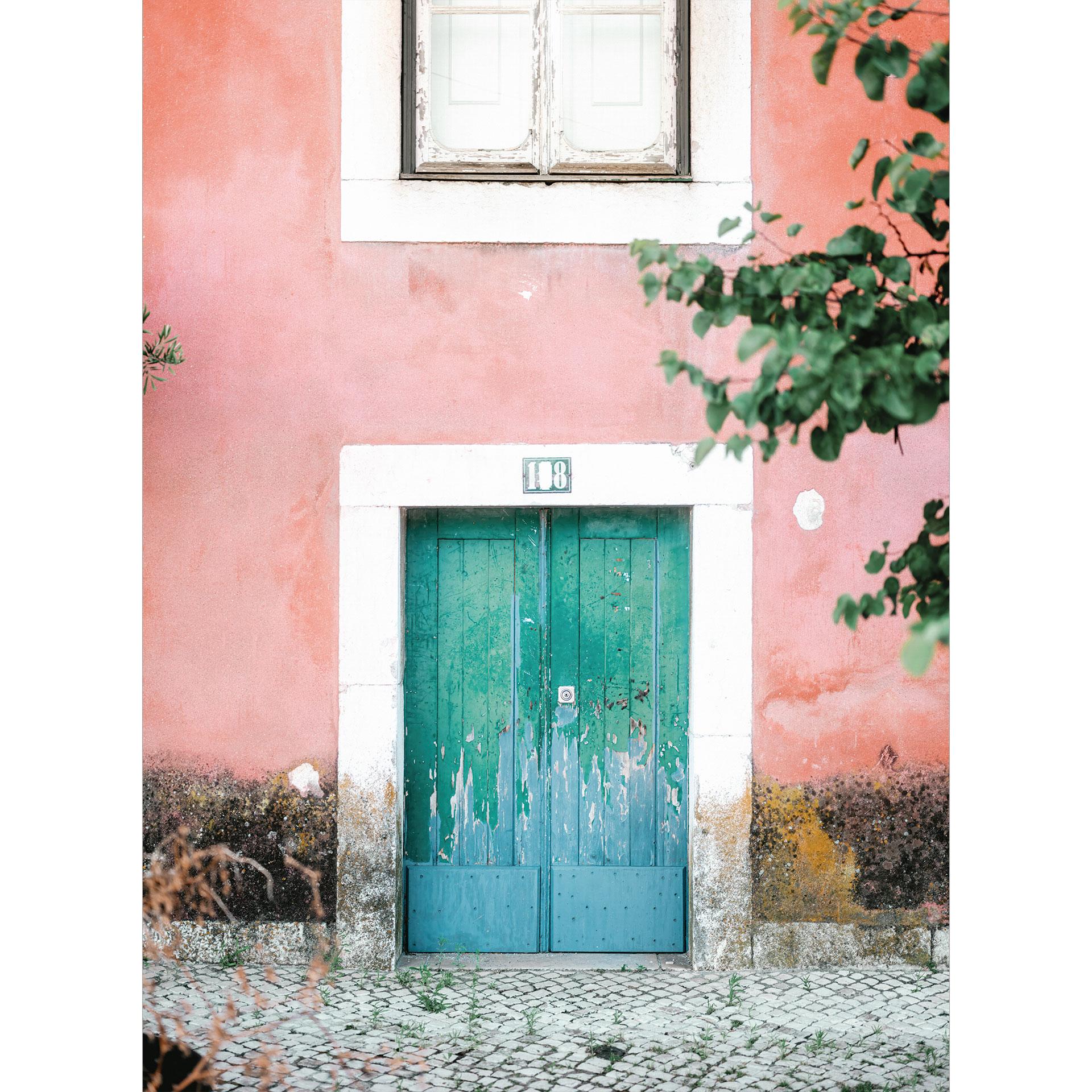 Mediterrane gevel in Lissabon | Steden & Plaatsen Fotobehang - Zwart