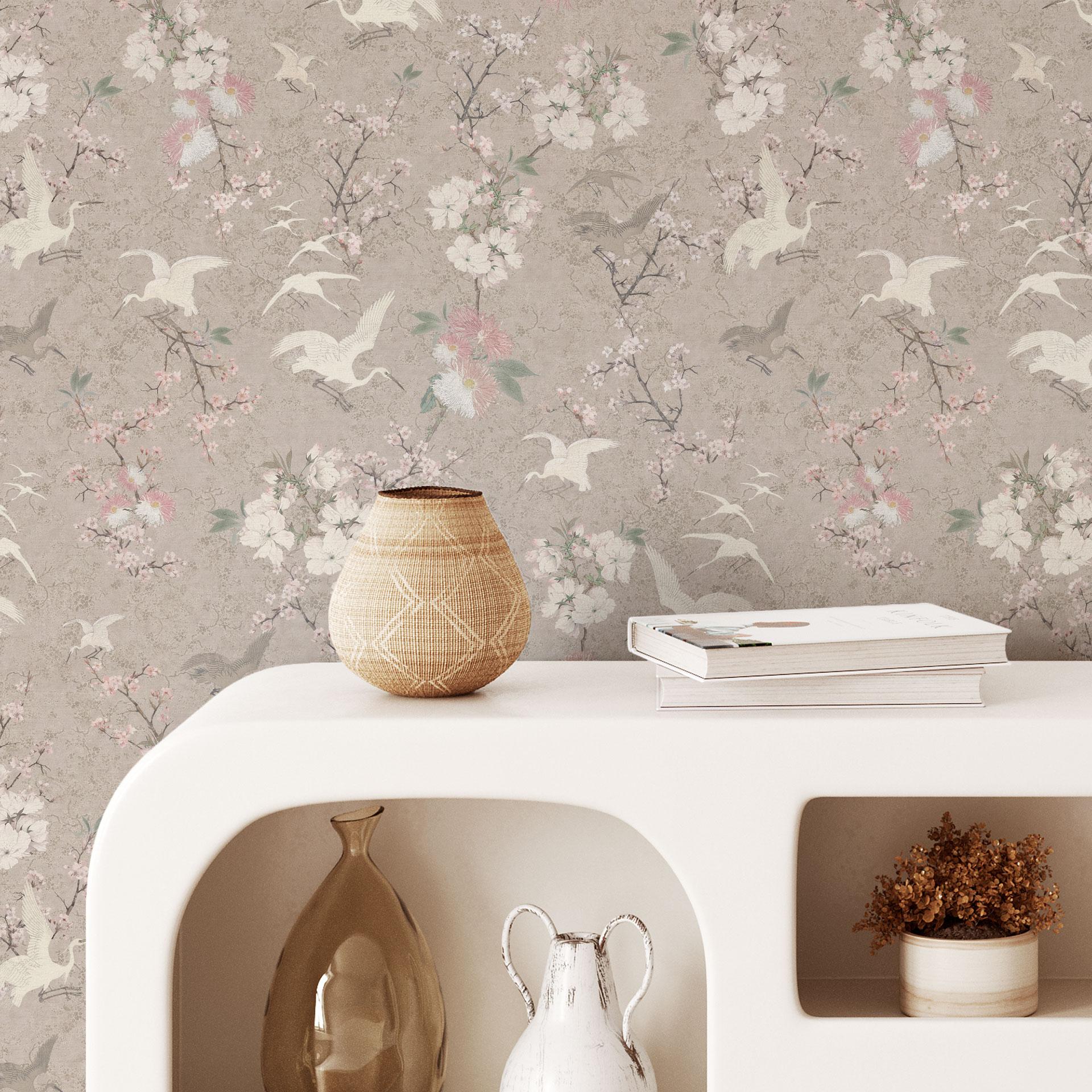 Patroonbehang Japandi behang kranen in kersenbloesem razernij beige - Bloomery Decor