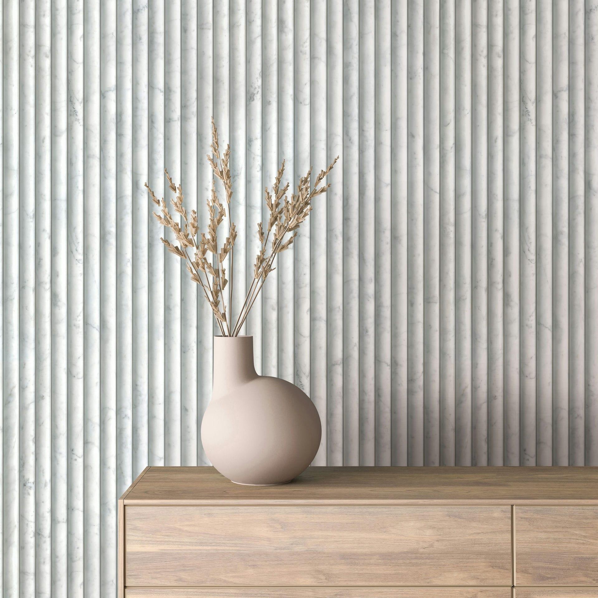 Non-woven tapet i grå marmorlook med klassiske stenpanelstriber