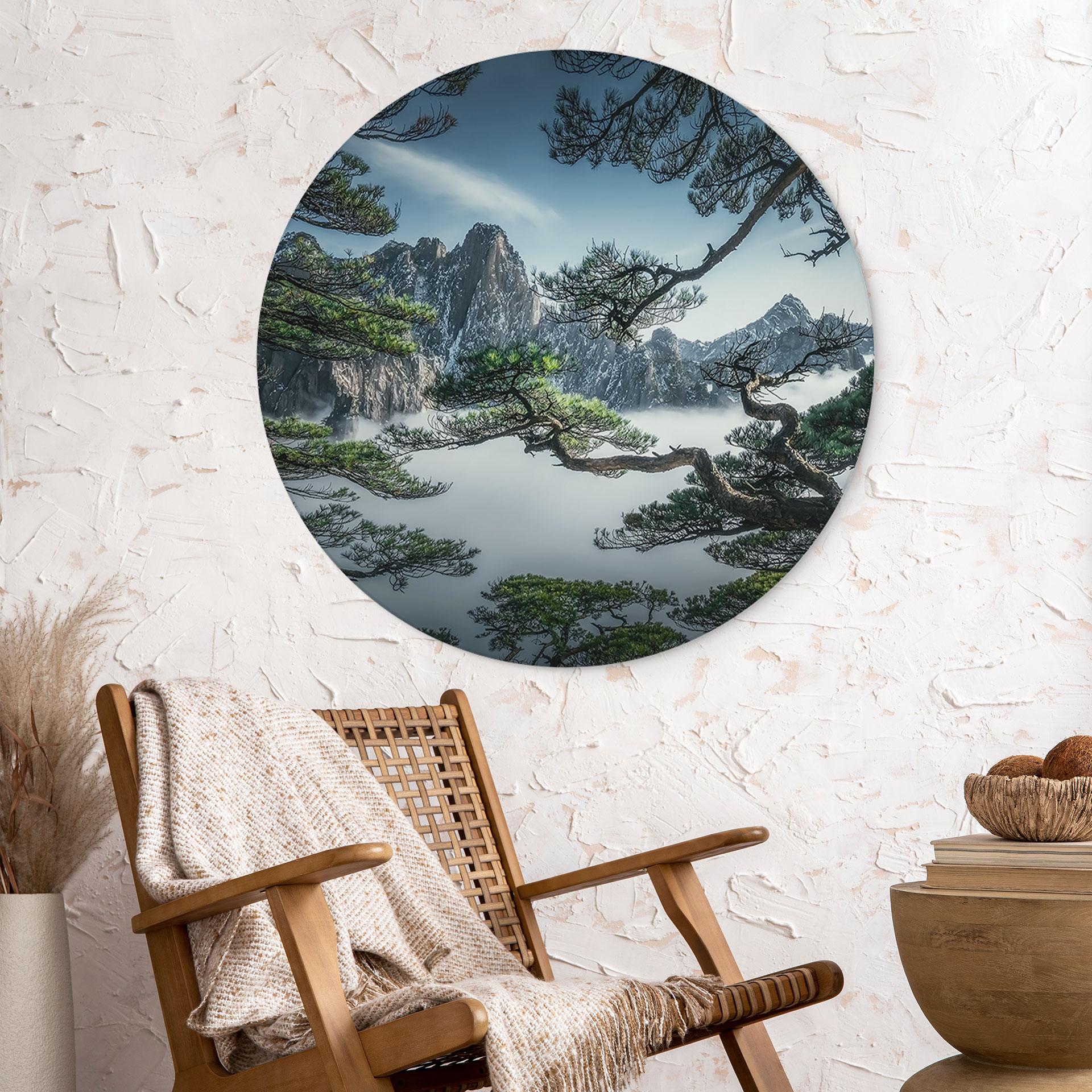 Vægmaleri af fyrreskov i Huang Shan-bjergene - NingYun Ye - rund – print på aluminium (Alu-Dibond)
