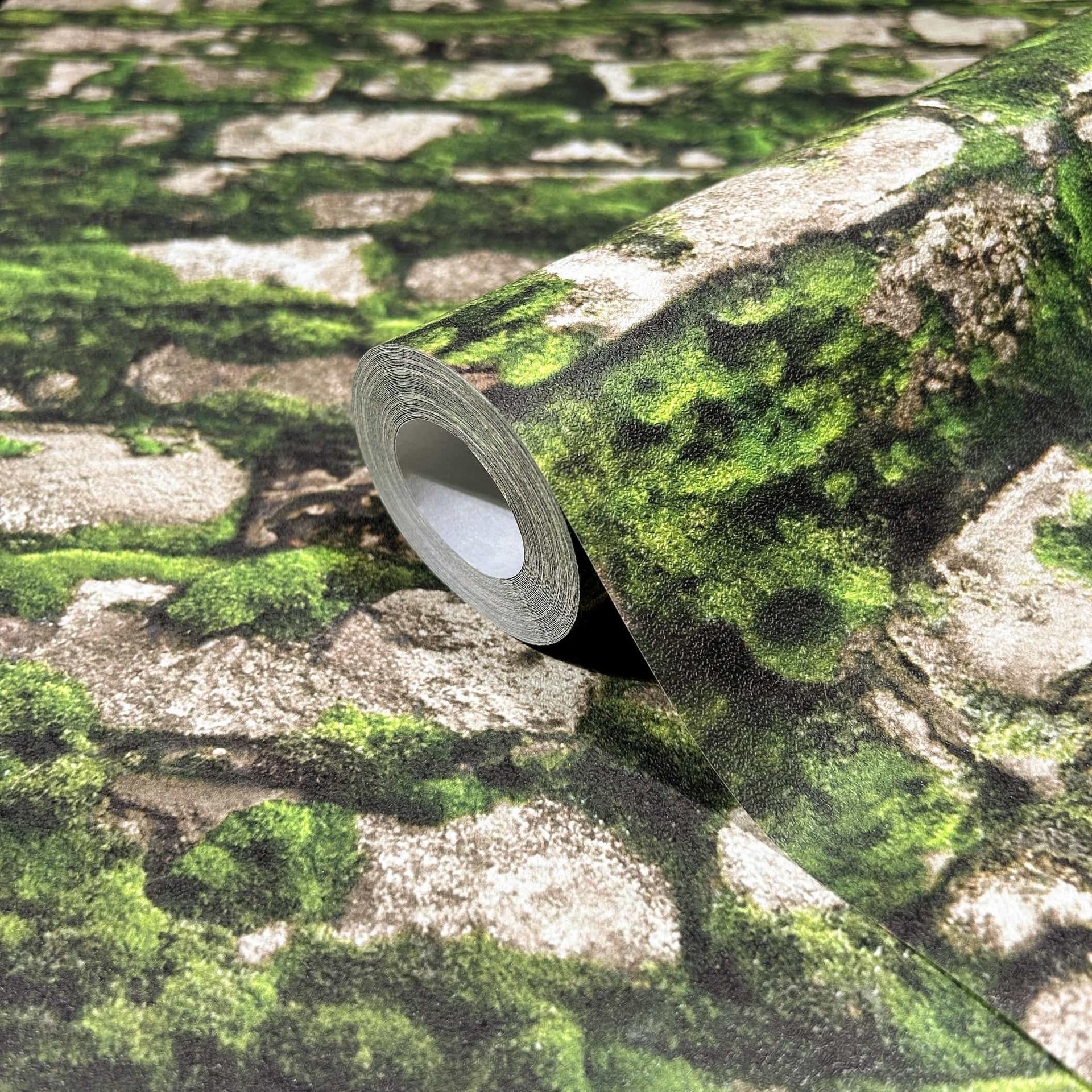 Vliesbehang in realistische steenlook met mosgroen steeneffect