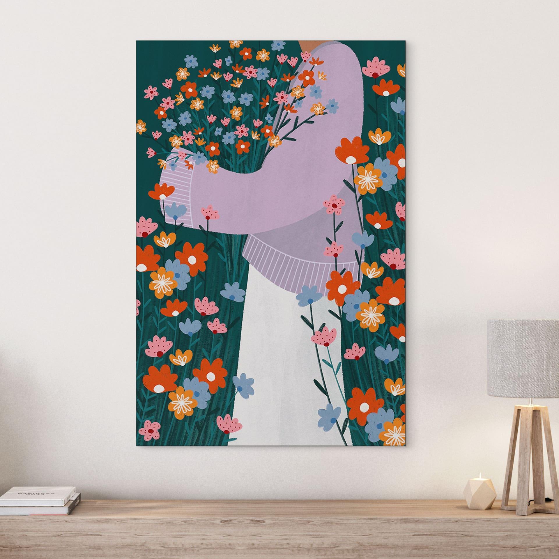 Billede af en kvinde i en farverig blomsterhave - Müller – print på aluminium