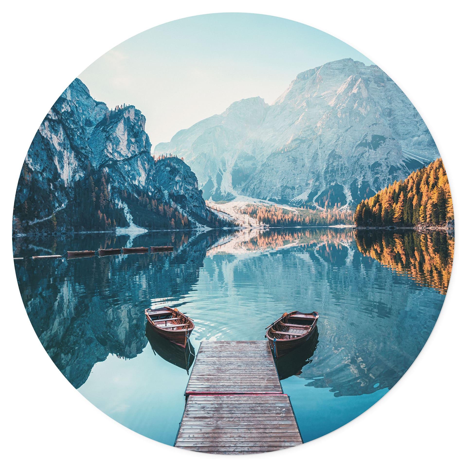 Vinilo decorativo pasarela de madera en el lago de Braies en los Dolomitas - redonda