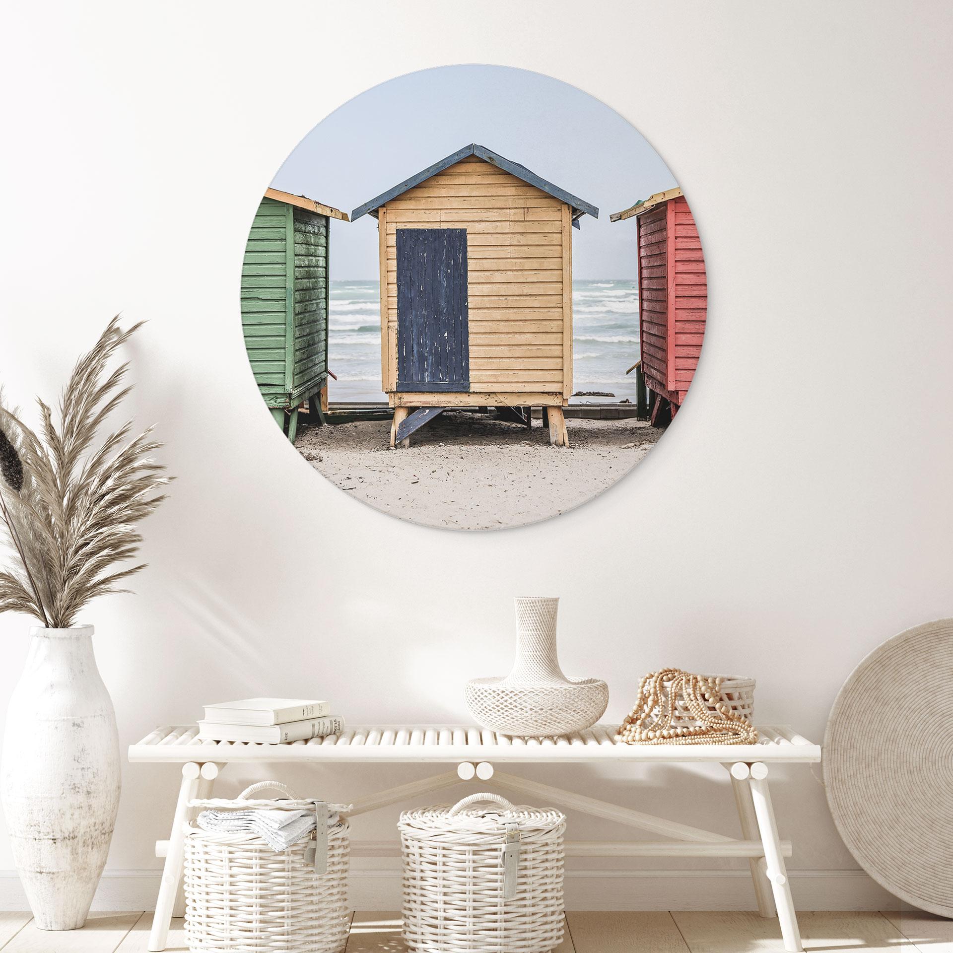 Billede Kystens charme - Farverige hytter ved havet - Shot by Clint - rund – print på aluminium
