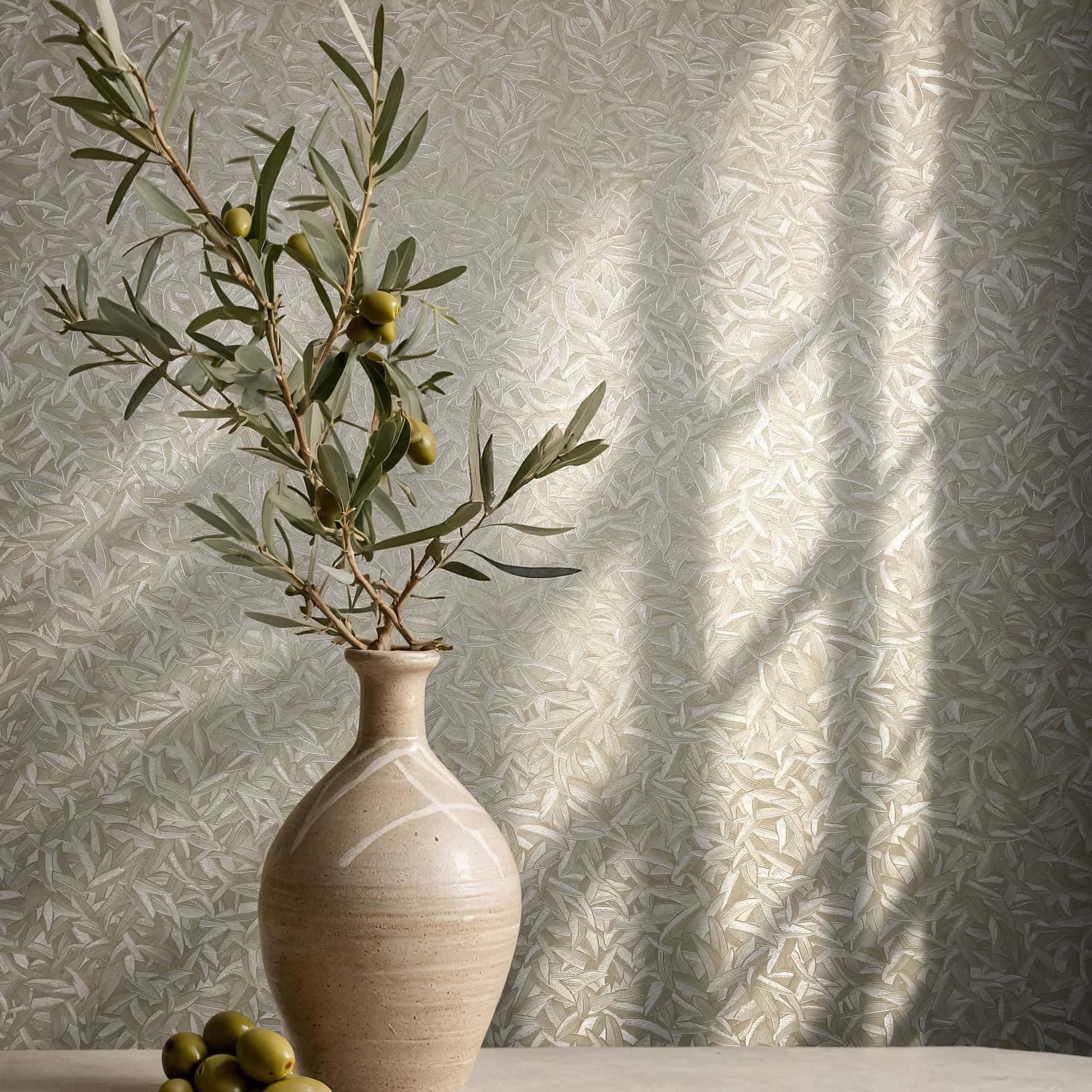 Non-woven tapet med skinnende bladmotiv beige blomstret af Harald Glööckler