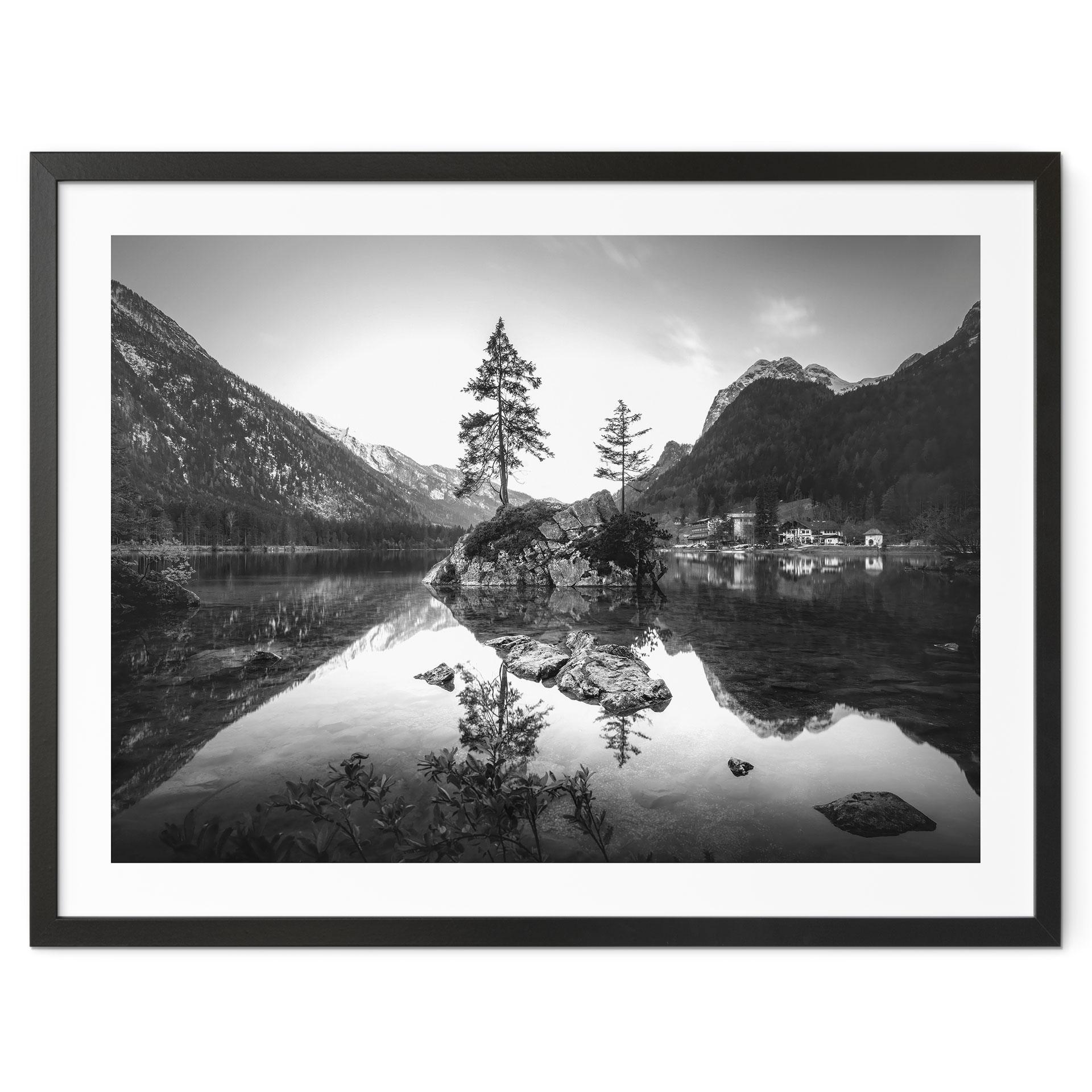 Póster Paisaje pintoresco con lago de montaña de aguas cristalinas - Hintersee