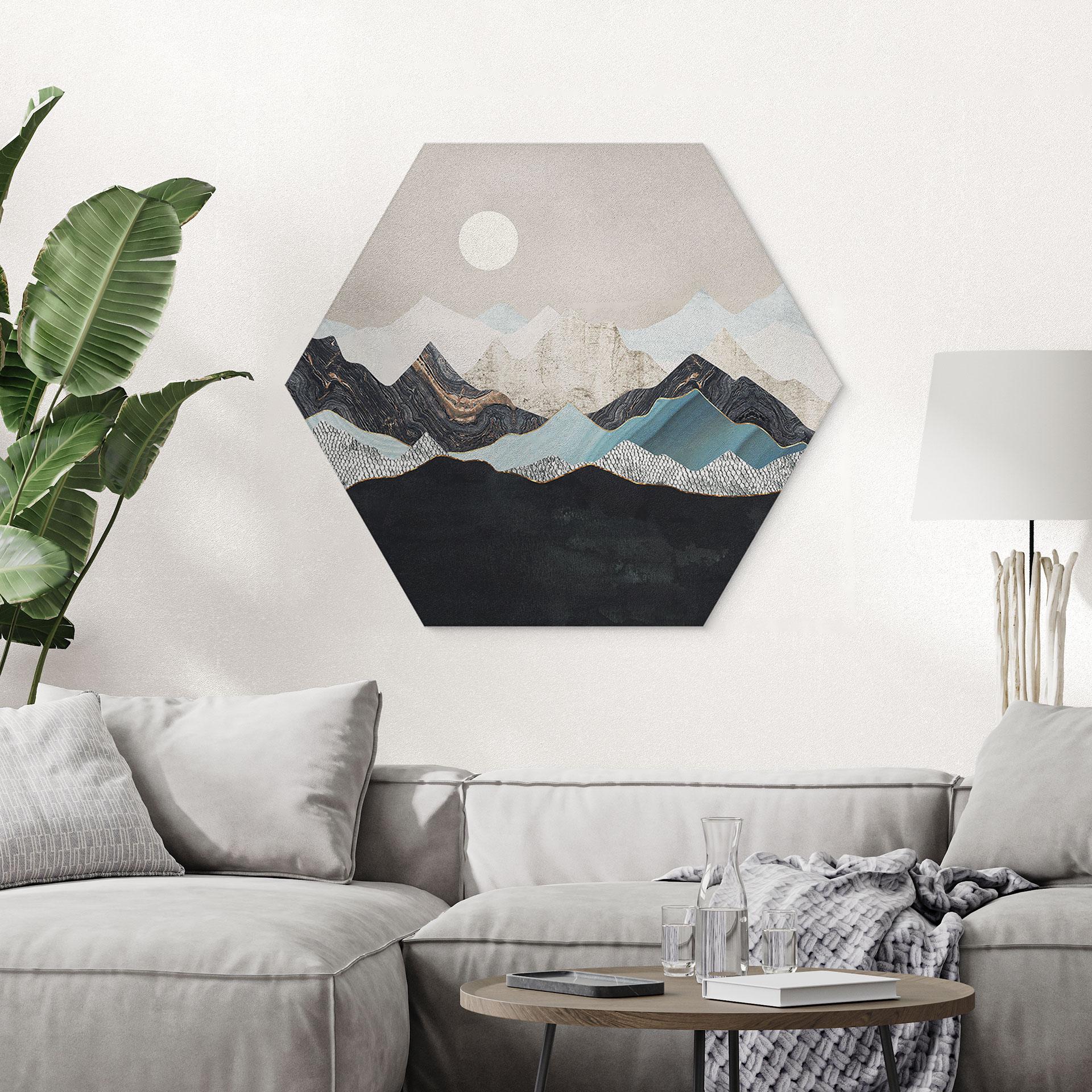 Hexagon Dibond Roligt bjerglandskab i skumringen - SpaceFrog Designs