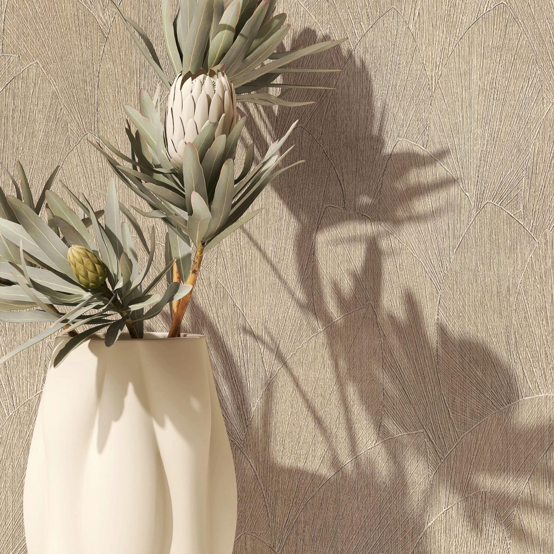 Non-woven tapet med struktureret bladmotiv beige blomstret