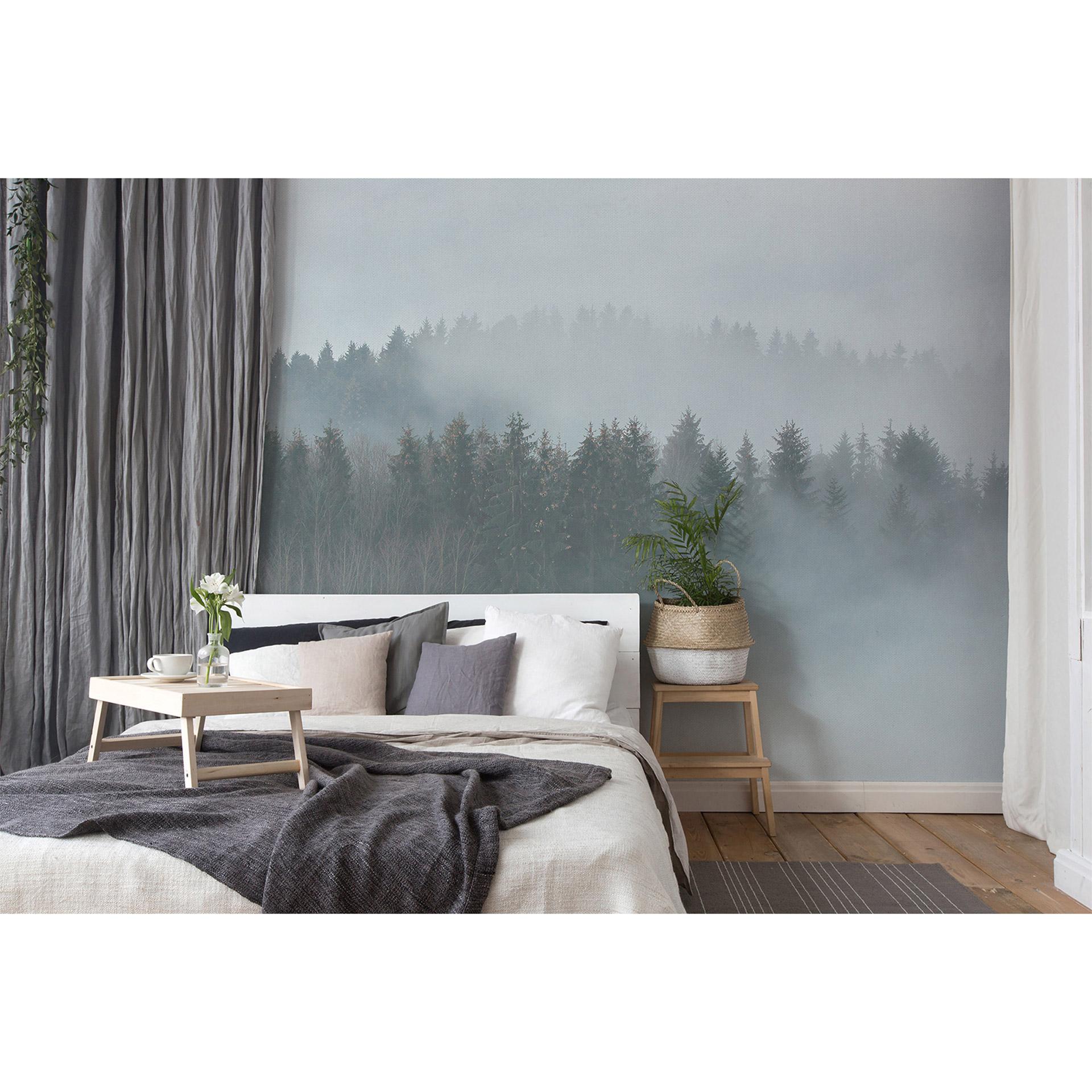 fototapet Designwalls i hvidt og grønt non-woven tapet Misty Forest landskab træ