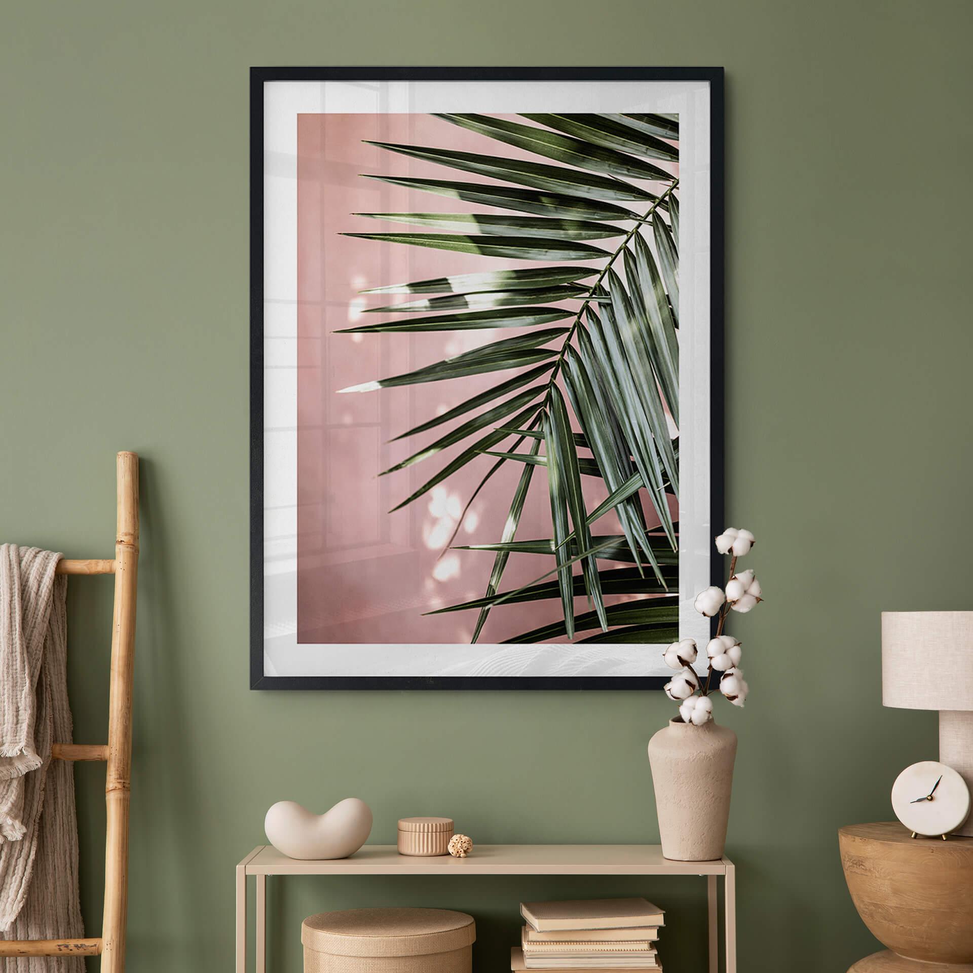 Póster hoja de palmera delante de pared rosa - Böhmer